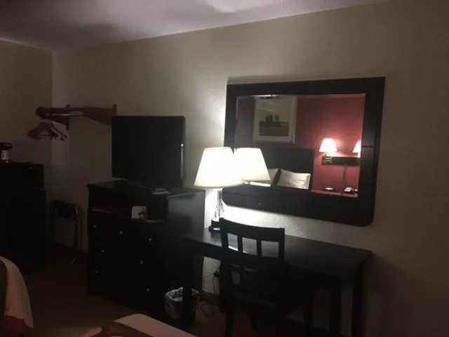 Photo of the whole room in Super 8 by Wyndham New Castle