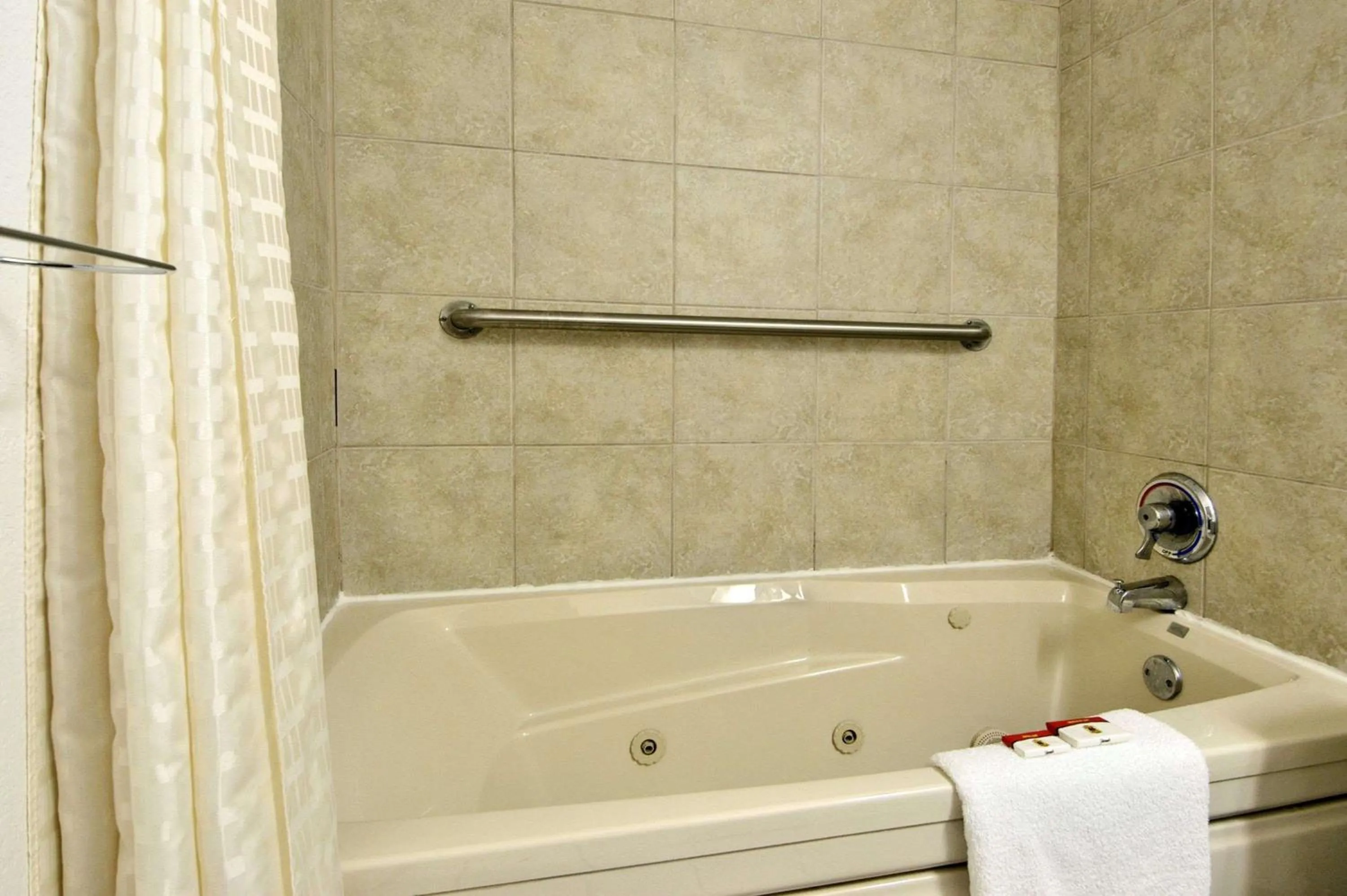 Photo of the whole room in Super 8 by Wyndham New Castle