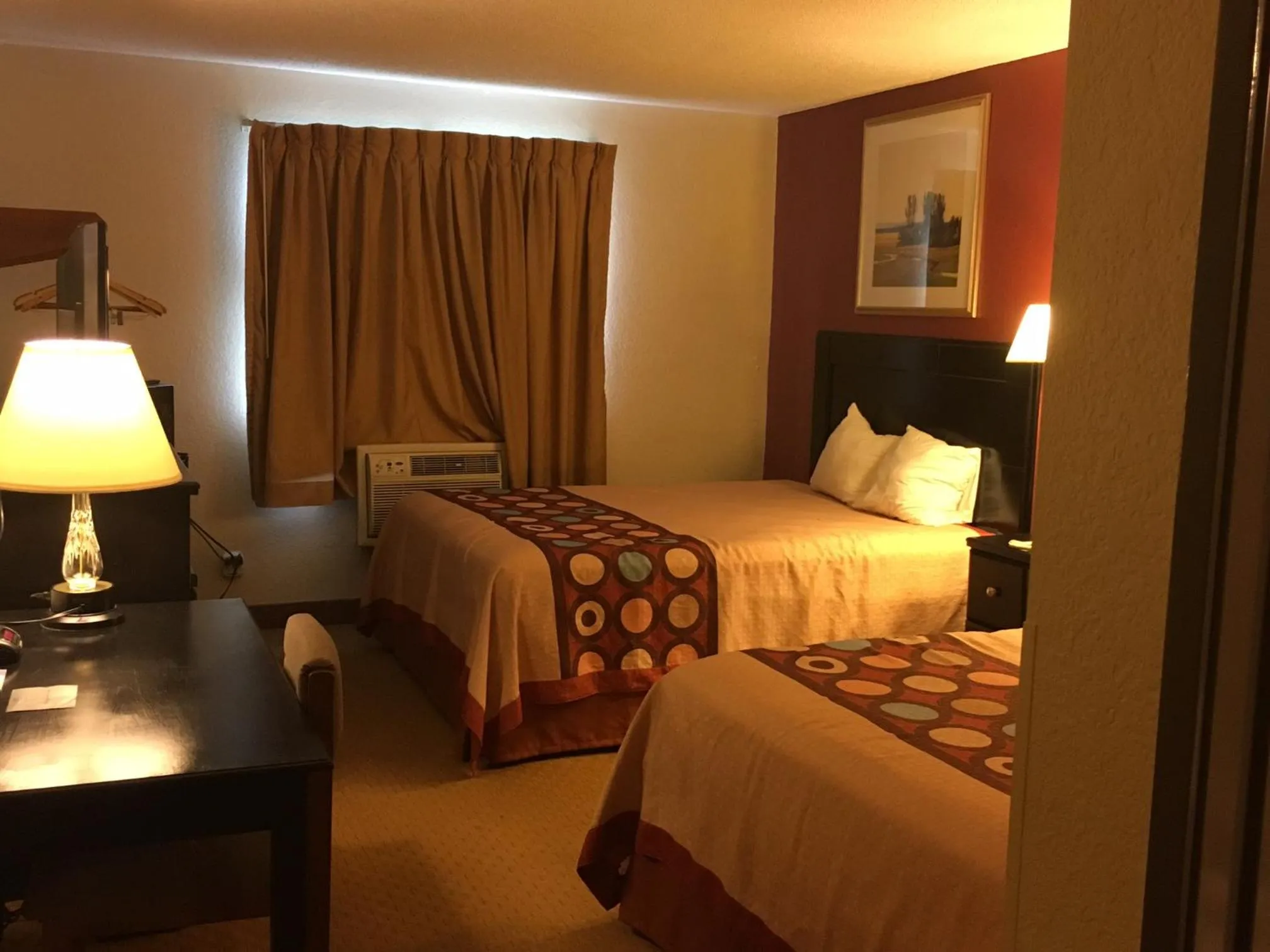 Photo of the whole room, Bed in Super 8 by Wyndham New Castle