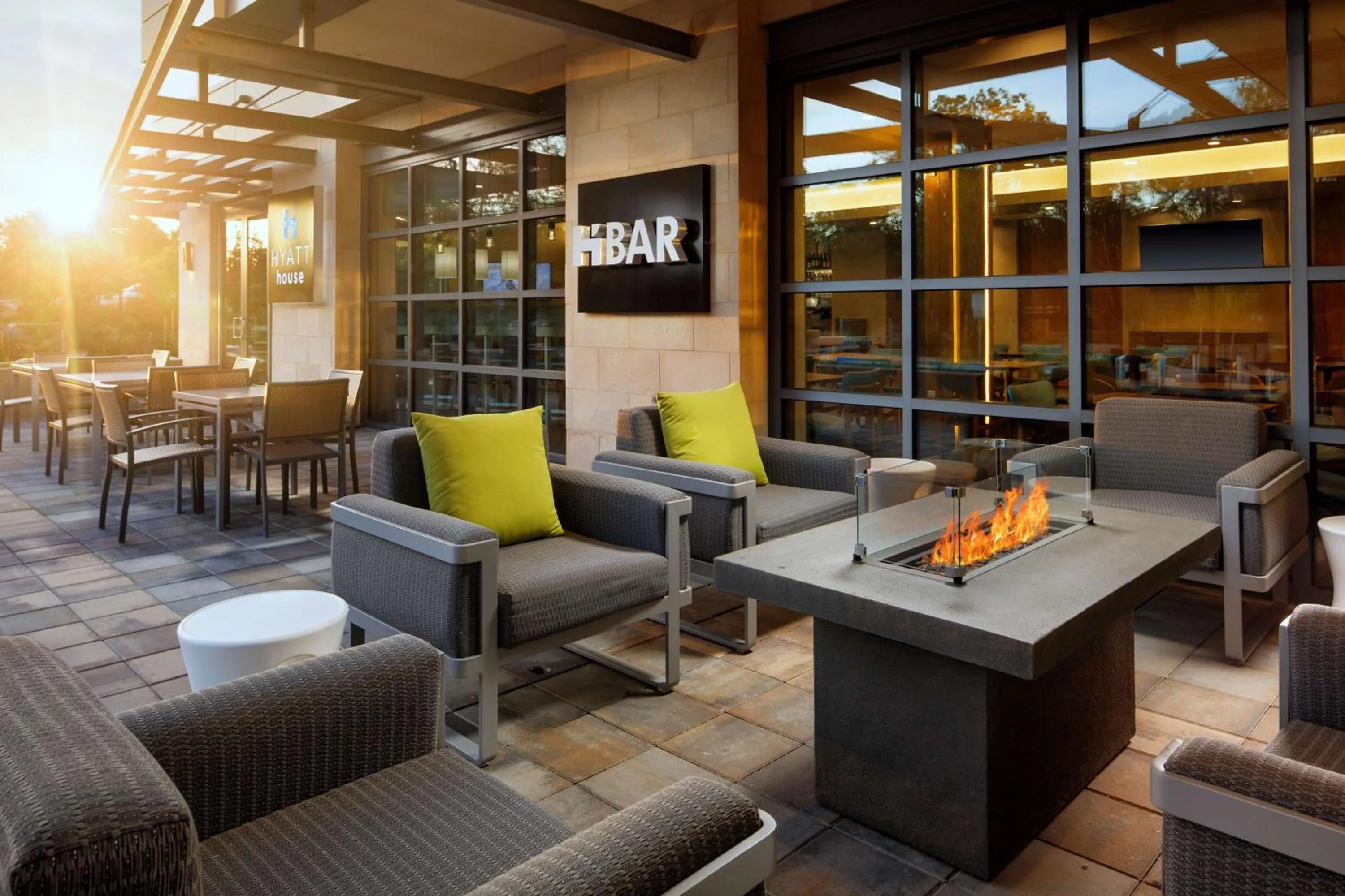 Lounge or bar in Hyatt House San Jose/Cupertino