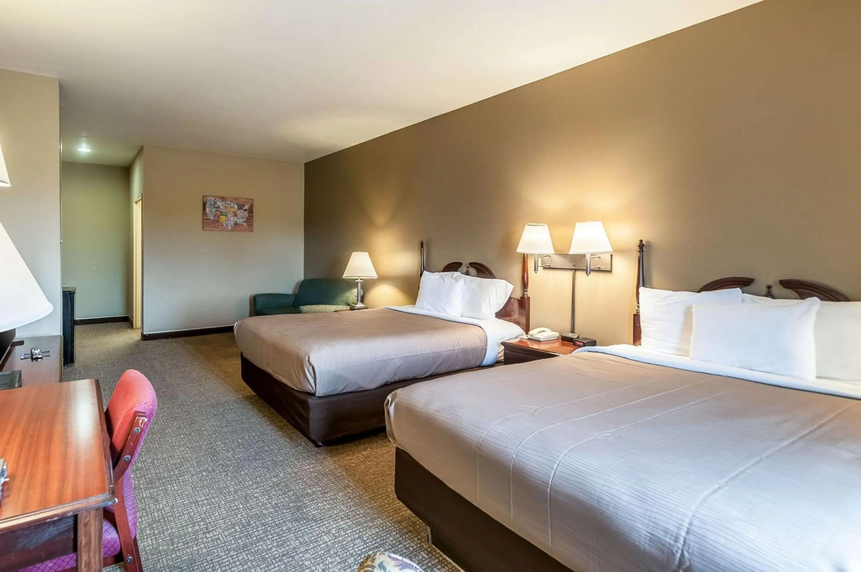 Bedroom, Bed in Econo Lodge Inn & Suites Middletown - Winchester South