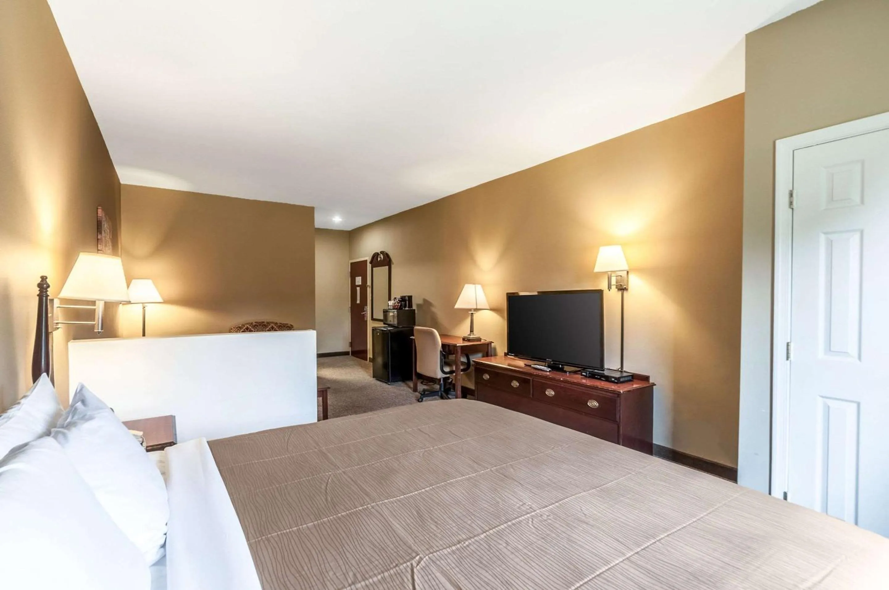 Bedroom, Bed in Econo Lodge Inn & Suites Middletown - Winchester South