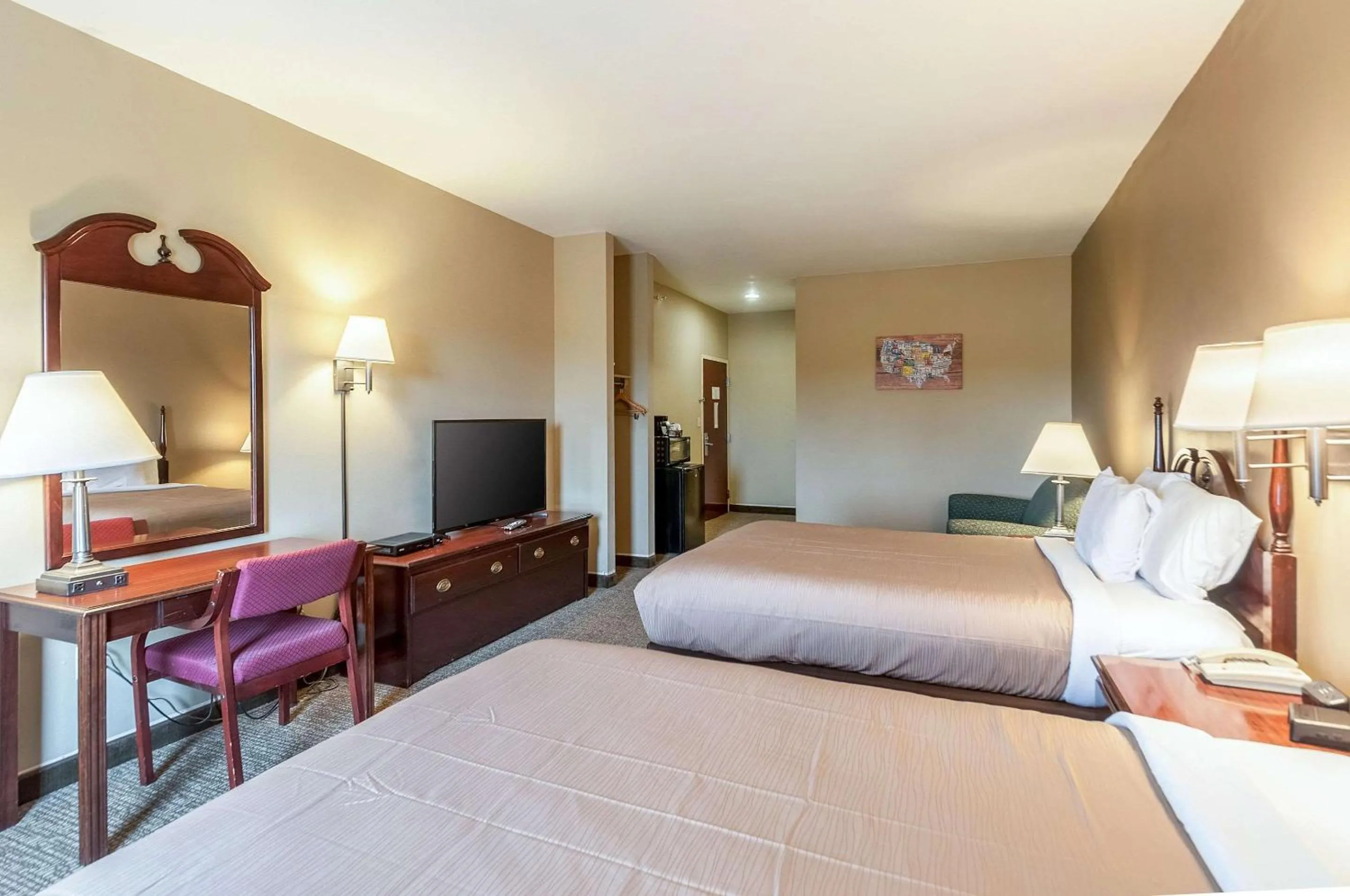 Bedroom, Bed in Econo Lodge Inn & Suites Middletown - Winchester South