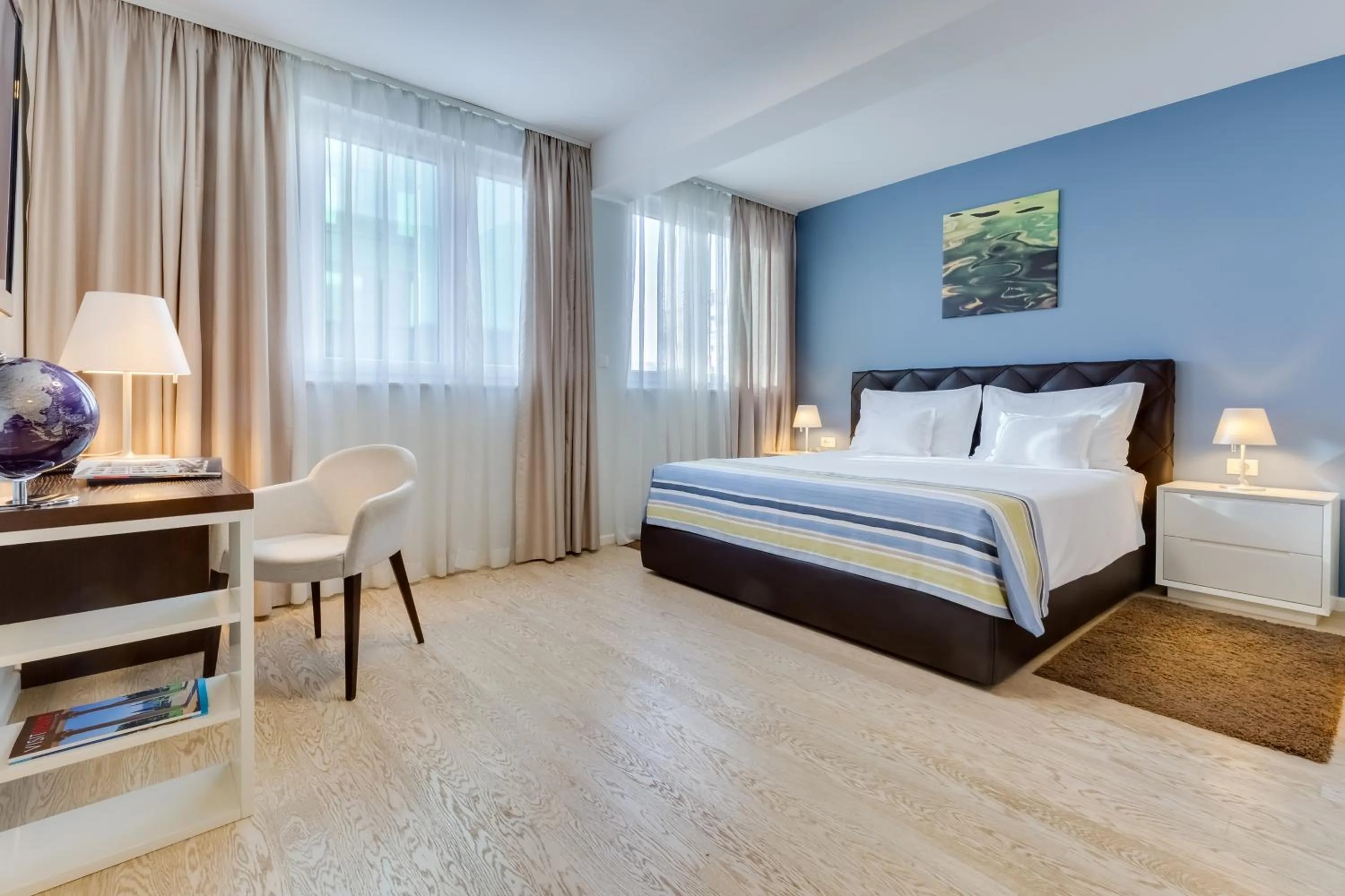 Seating area, Bed in BB Residence