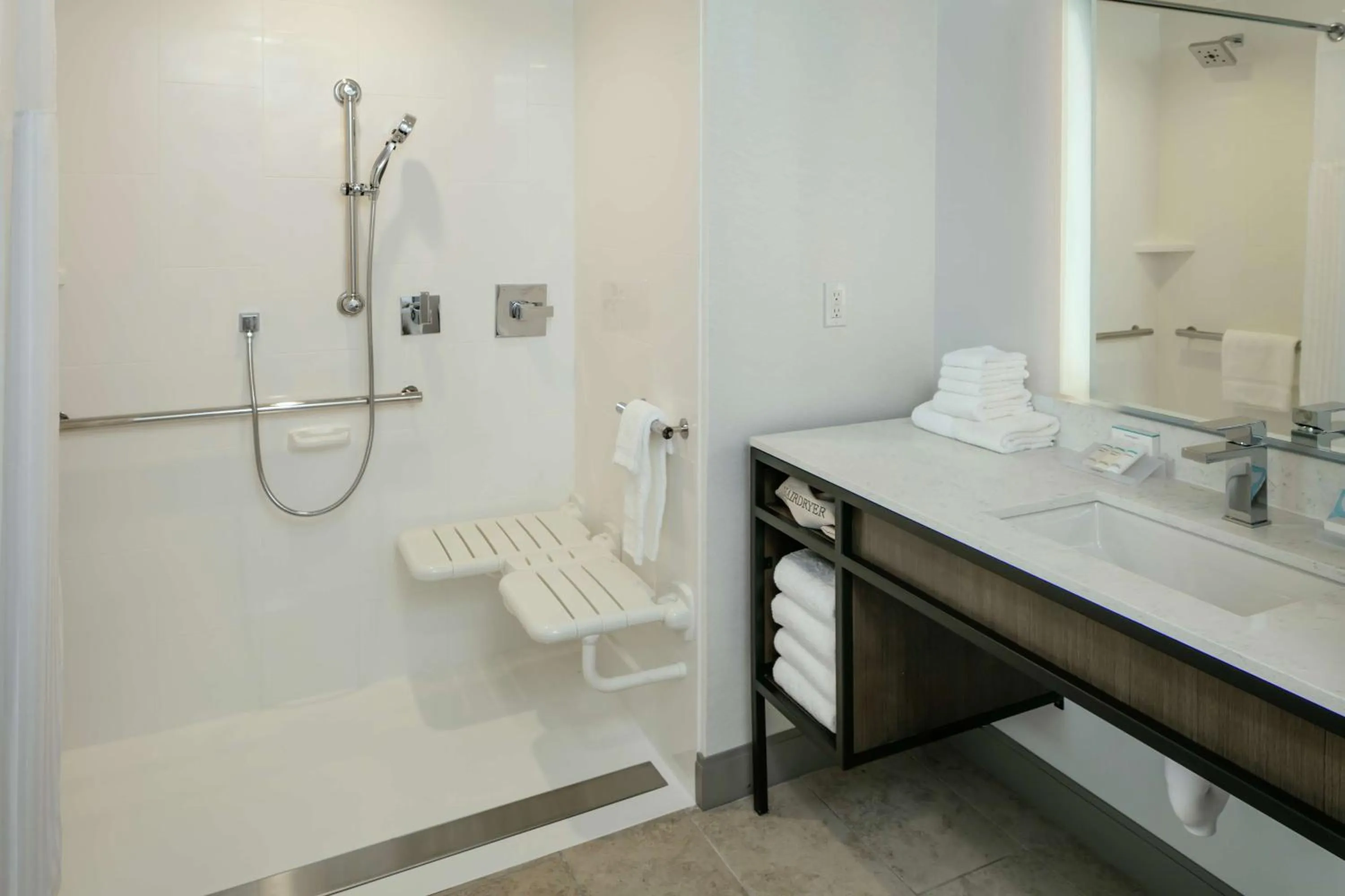 Bathroom, Bed in Hilton Garden Inn Wenatchee, Wa