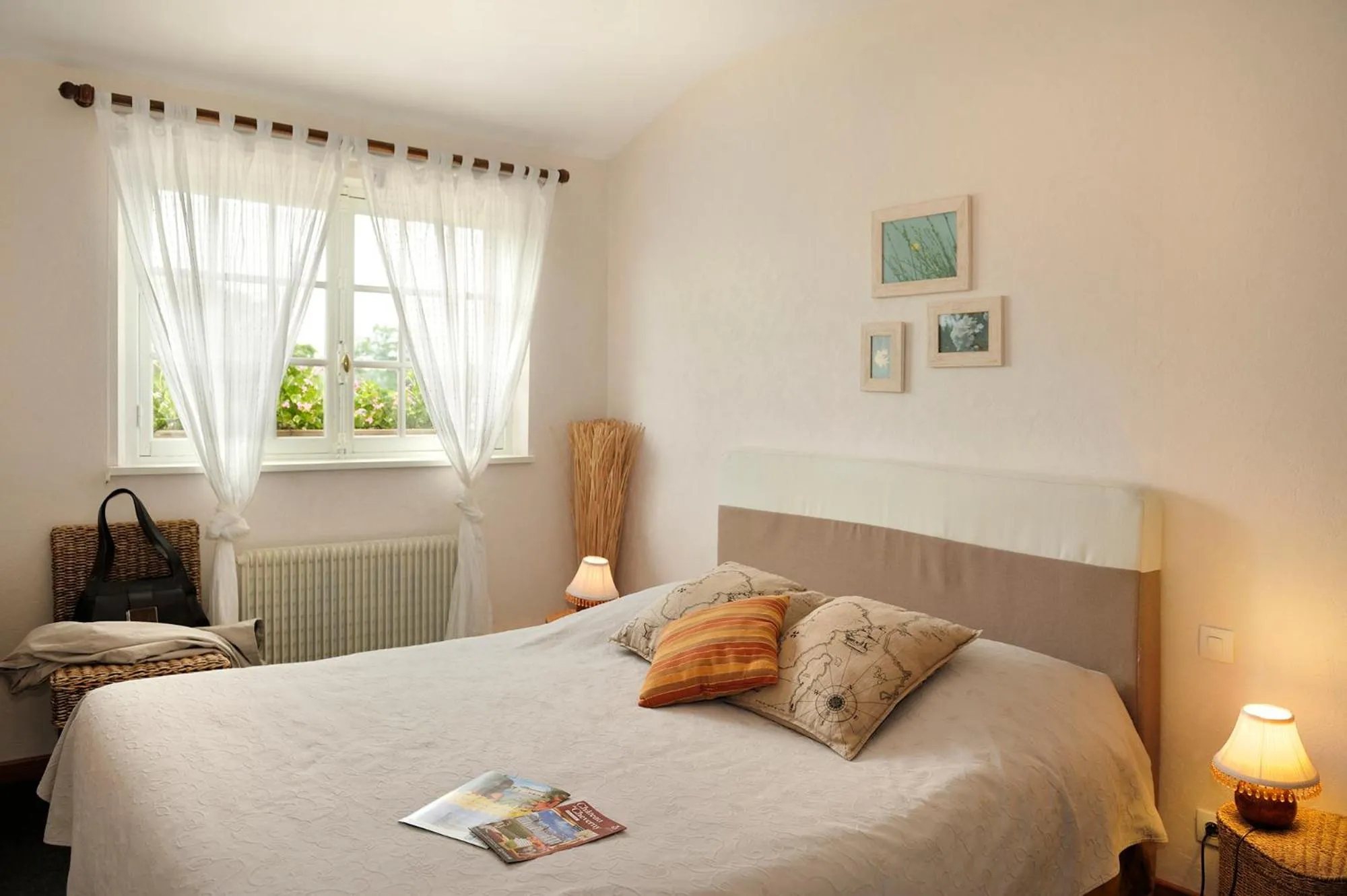 Bed in Logis Hôtel Restaurant LE VIEUX FUSIL