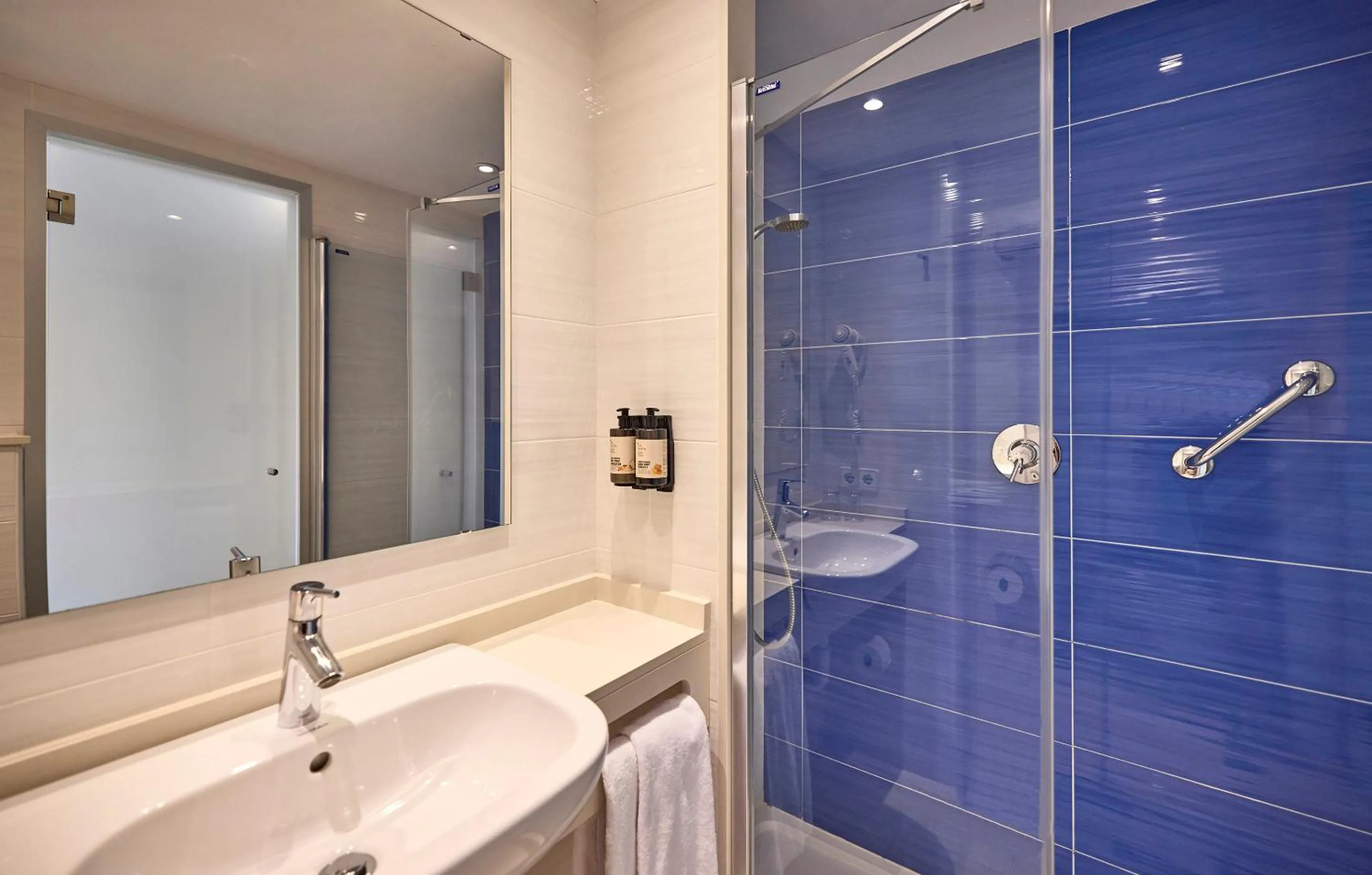 Bathroom in Universal Aparthotel Don Camilo