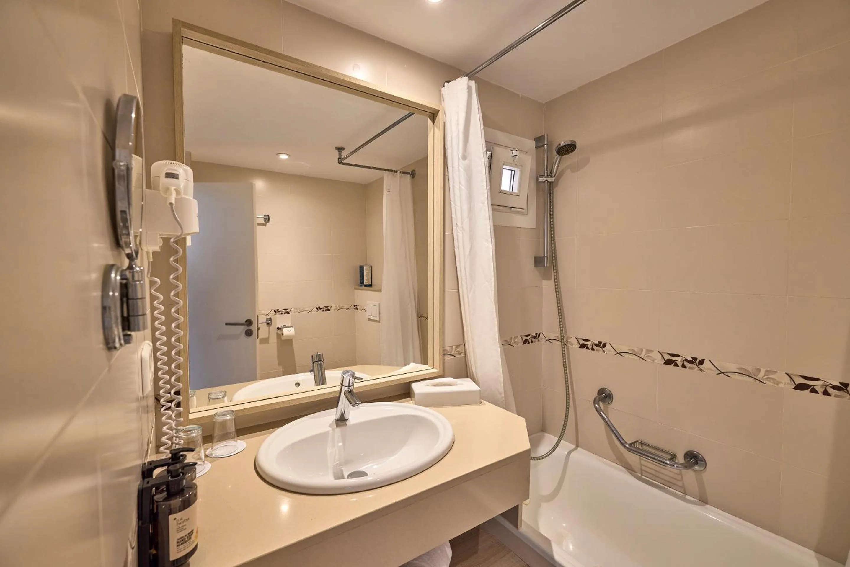 Bathroom in Universal Aparthotel Don Camilo