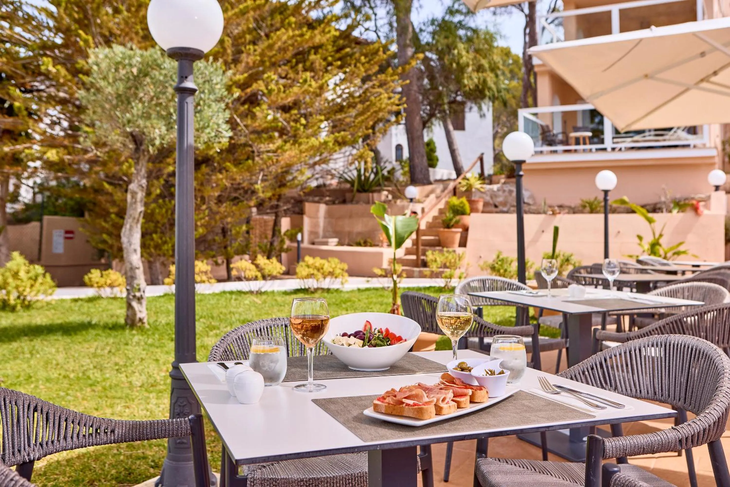 Restaurant/places to eat in Universal Aparthotel Don Camilo