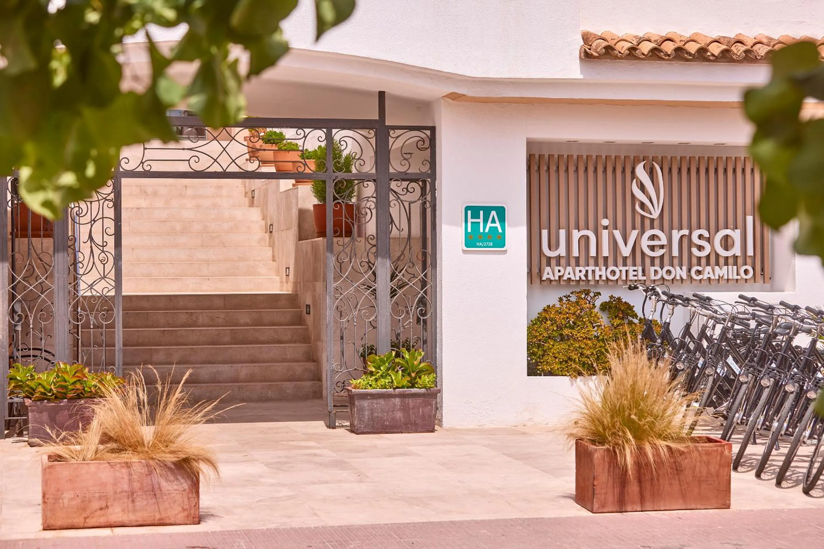 Facade/entrance in Universal Aparthotel Don Camilo