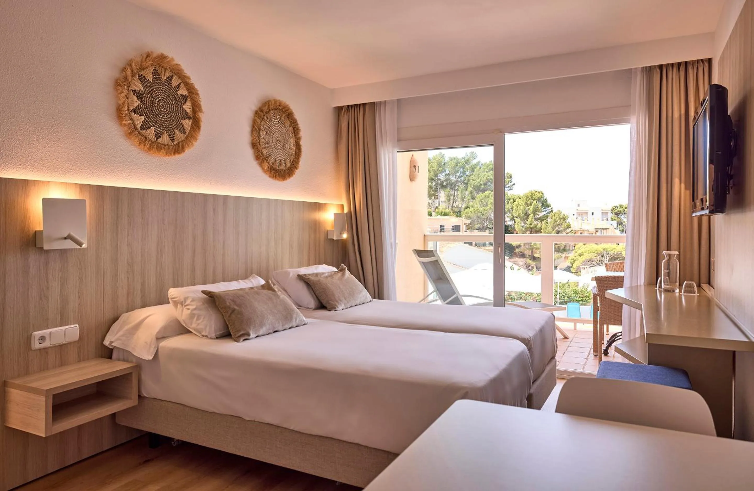 Photo of the whole room, Bed in Universal Aparthotel Don Camilo