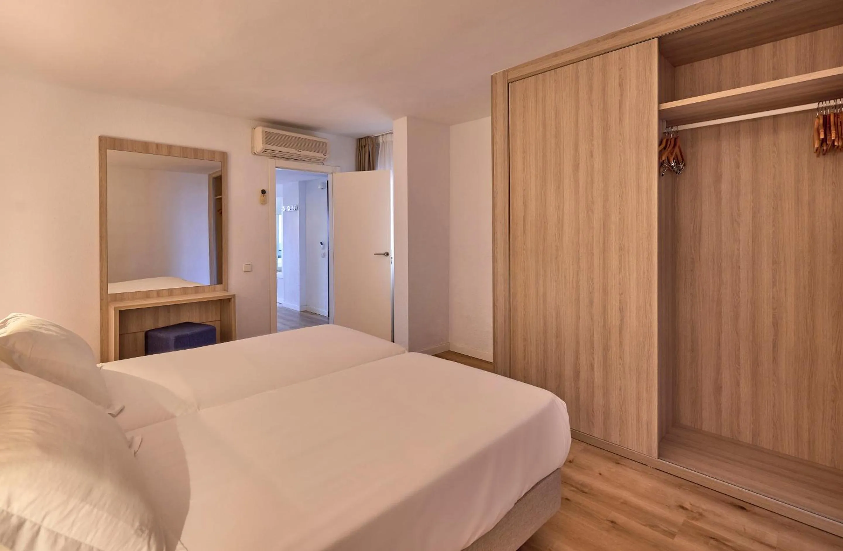 Bedroom, Bed in Universal Aparthotel Don Camilo