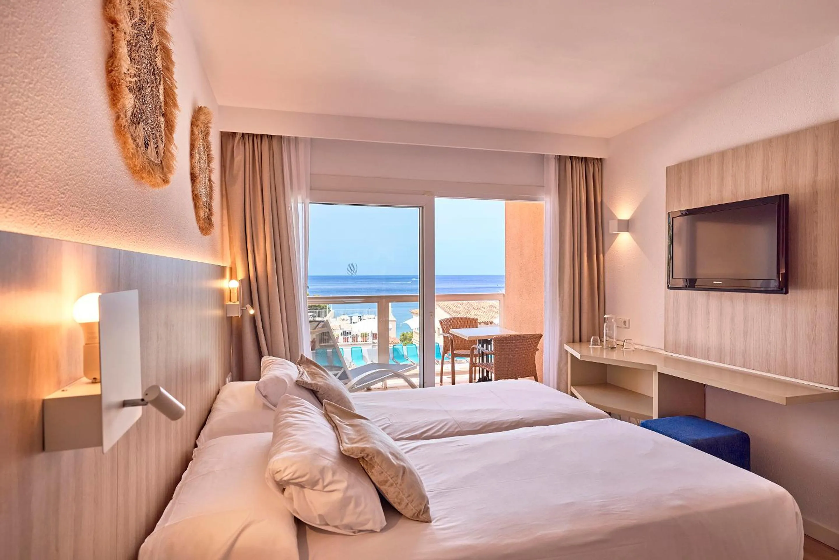 Photo of the whole room, Bed in Universal Aparthotel Don Camilo