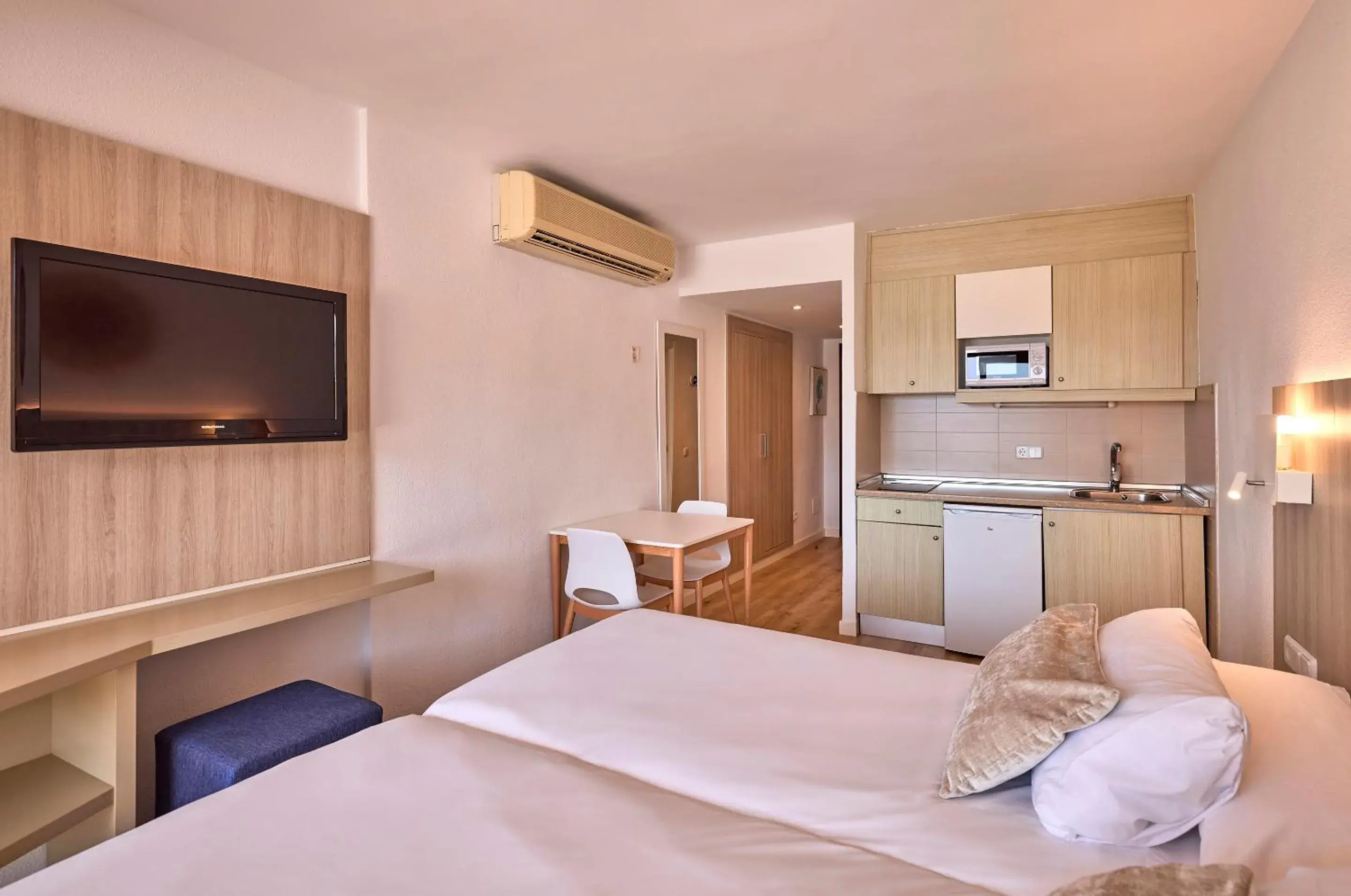 kitchen, Bed in Universal Aparthotel Don Camilo kitchen, Bed in Universal Aparthotel Don Camilo