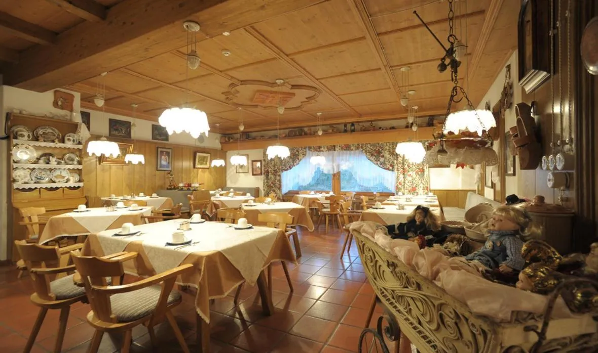 Restaurant/places to eat in Park Hotel Arnica