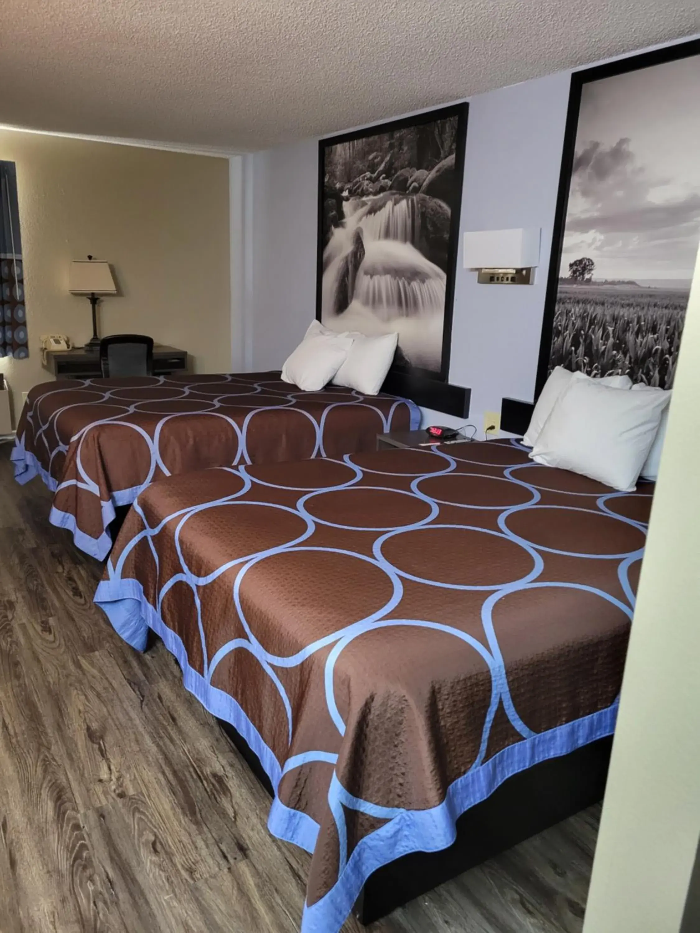 Bed in Super 8 by Wyndham Sullivan Bed in Super 8 by Wyndham Sullivan