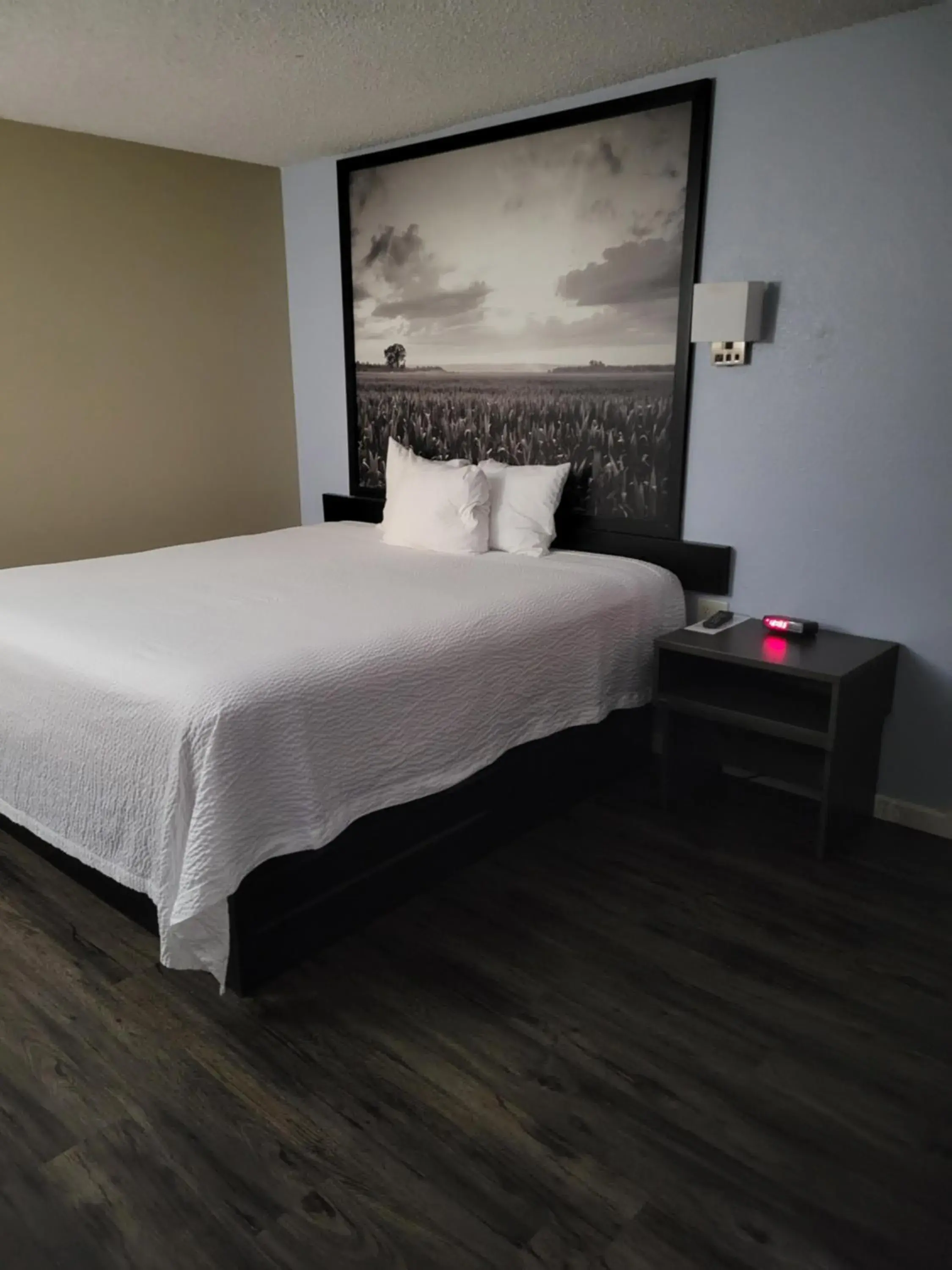 Bed in Super 8 by Wyndham Sullivan Bed in Super 8 by Wyndham Sullivan