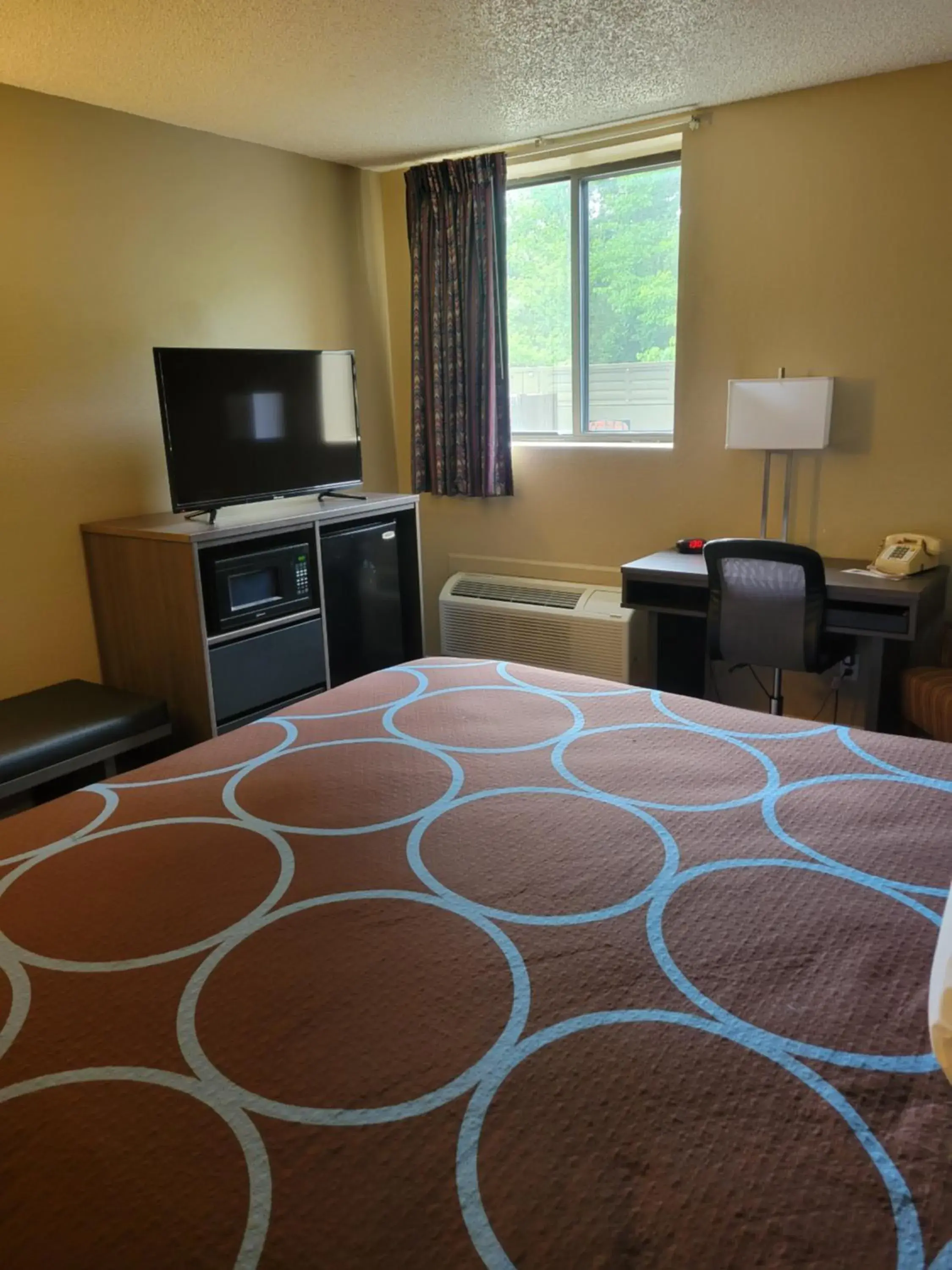 Queen Room - Non-Smoking in Super 8 by Wyndham Sullivan Queen Room - Non-Smoking in Super 8 by Wyndham Sullivan