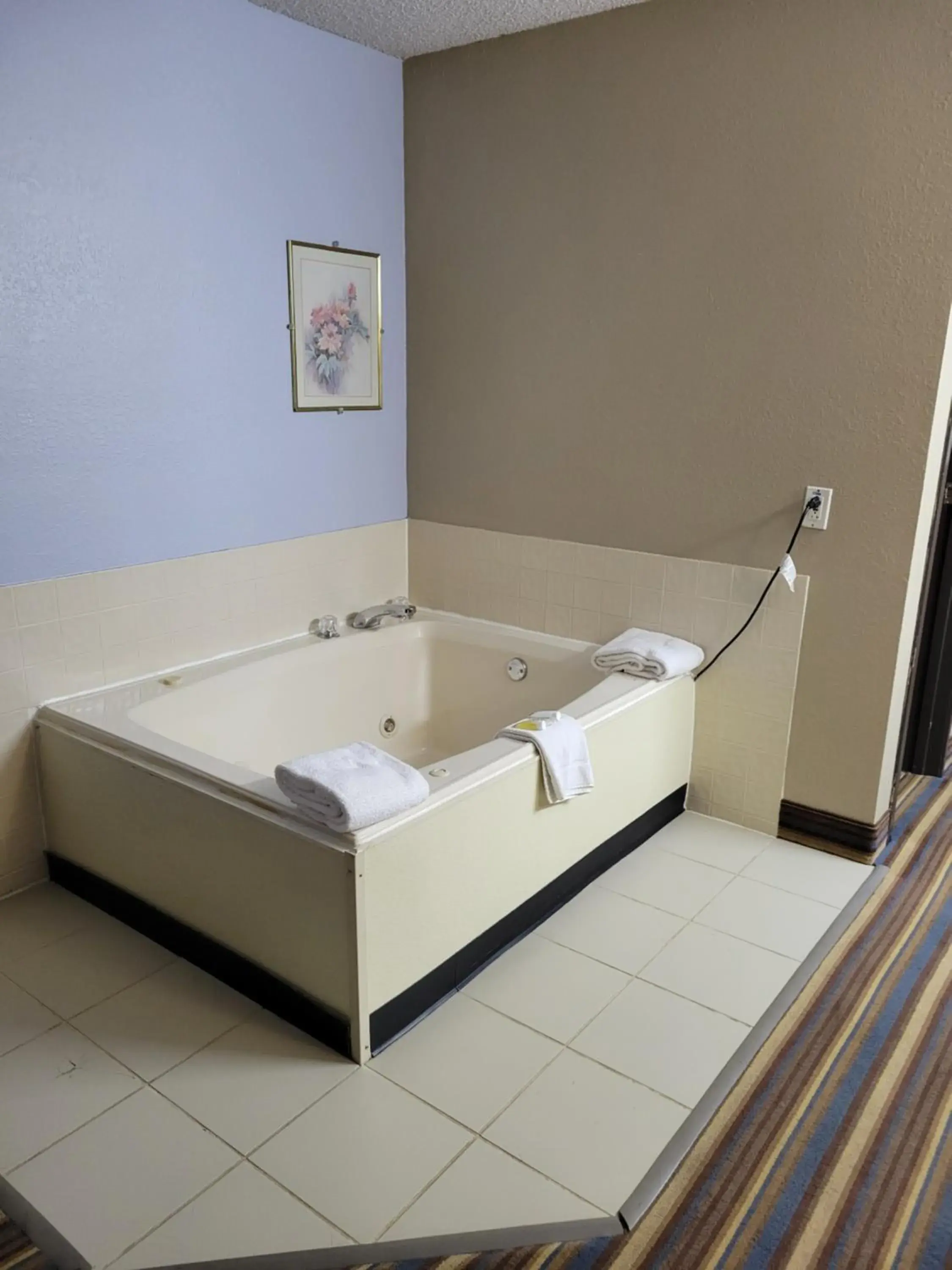 King Suite - Non-Smoking in Super 8 by Wyndham Sullivan King Suite - Non-Smoking in Super 8 by Wyndham Sullivan