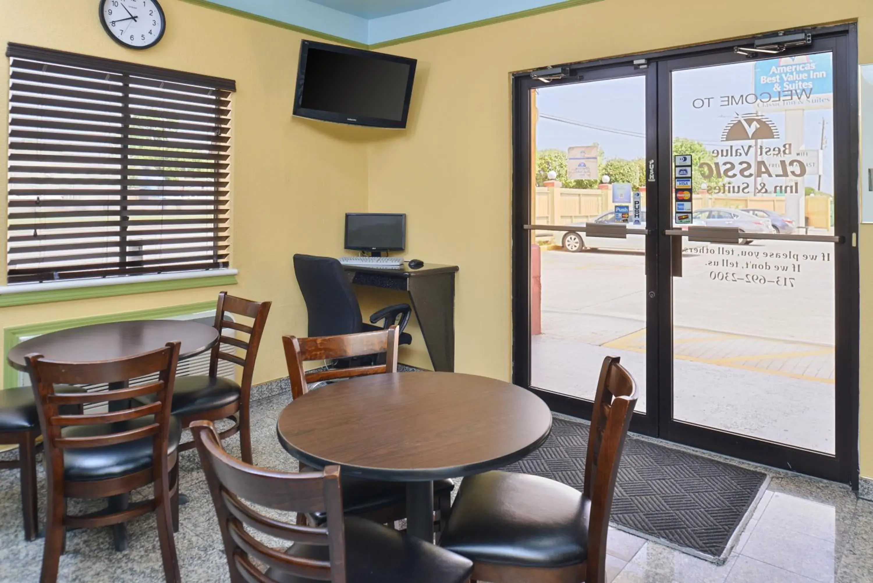 Breakfast in Americas Best Value Inn Downtown Houston Breakfast in Americas Best Value Inn Downtown Houston