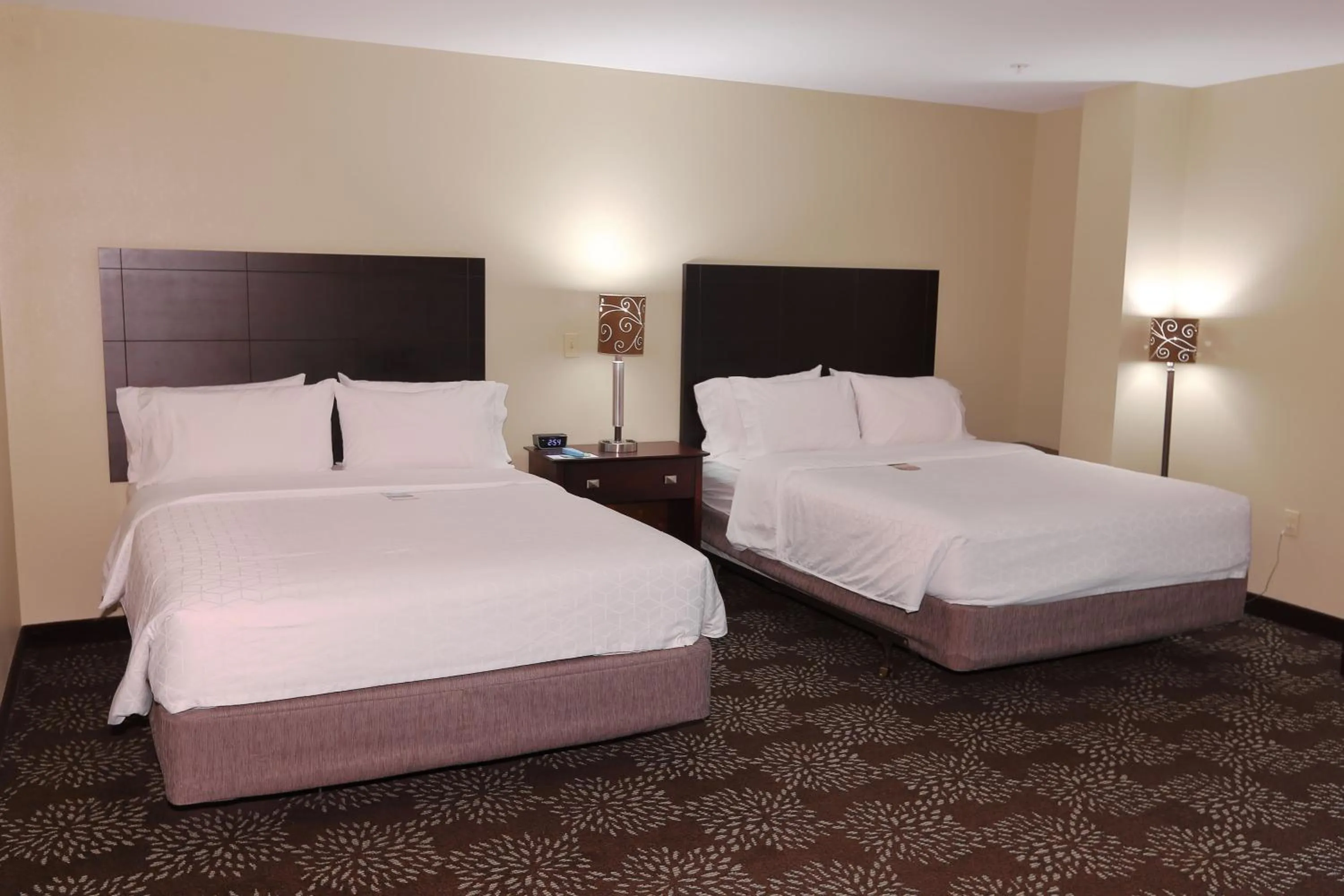 Bed in Holiday Inn Express Pittsburgh West - Greentree by IHG