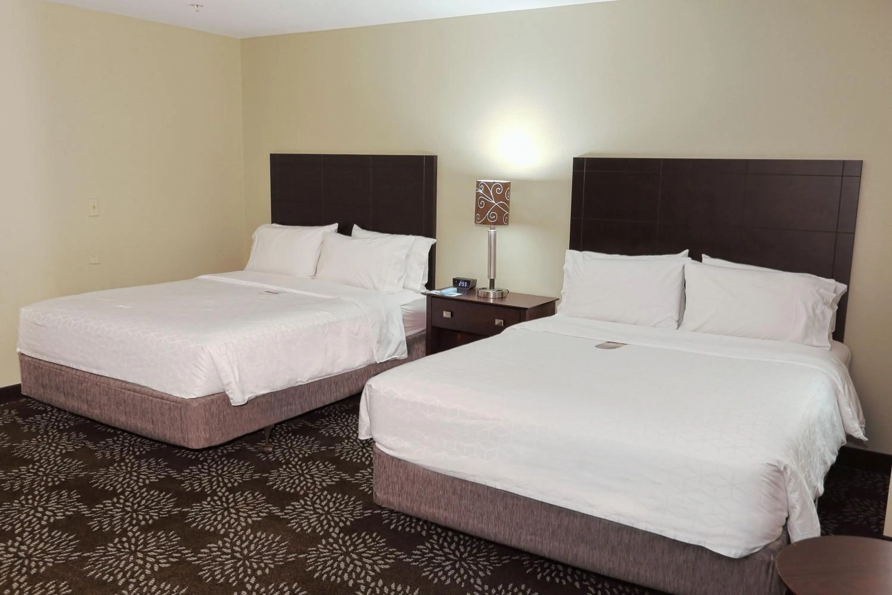 Bed in Holiday Inn Express Pittsburgh West - Greentree by IHG