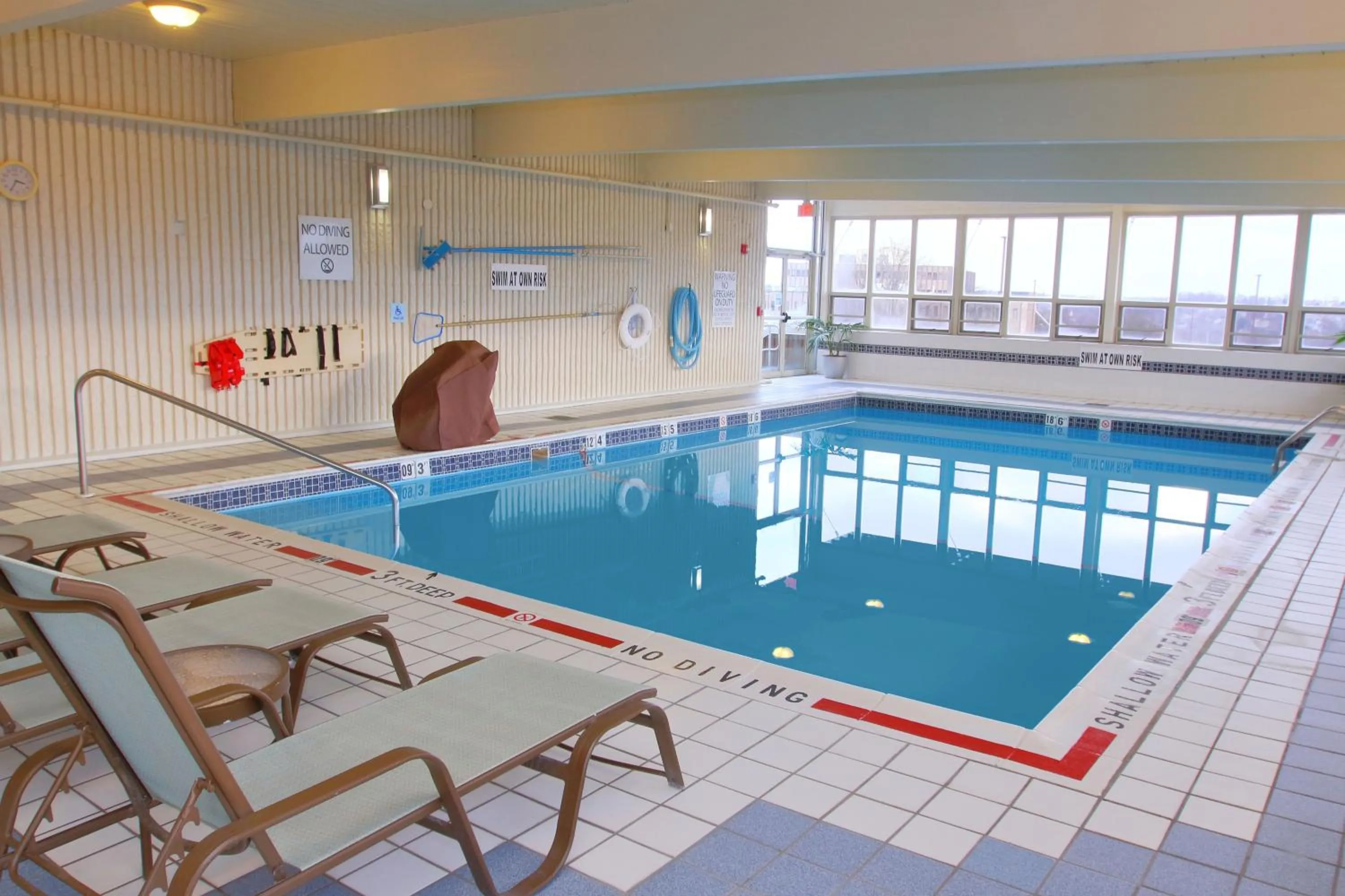 Swimming pool in Holiday Inn Express Pittsburgh West - Greentree by IHG
