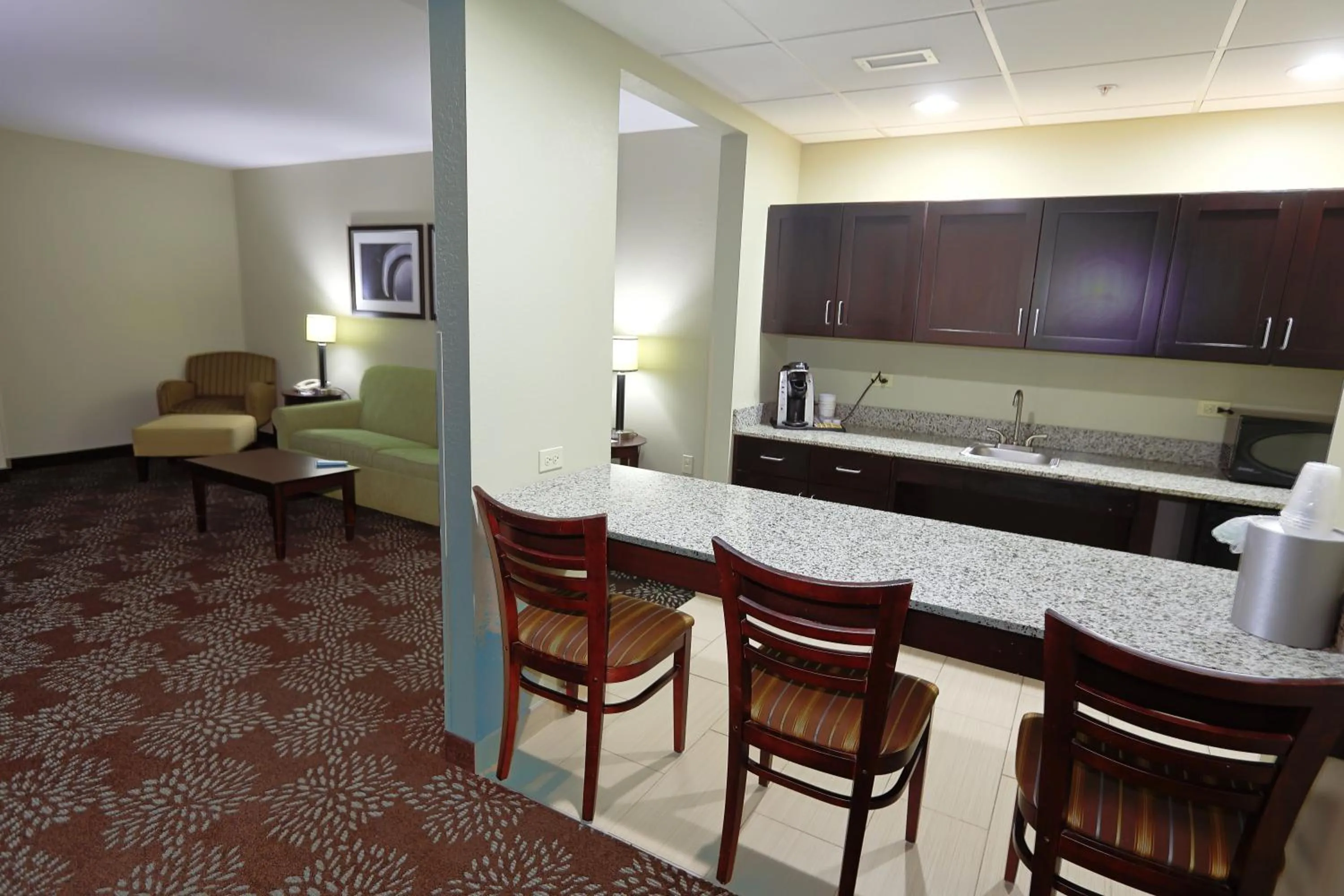 Kitchen or kitchenette in Holiday Inn Express Pittsburgh West - Greentree by IHG