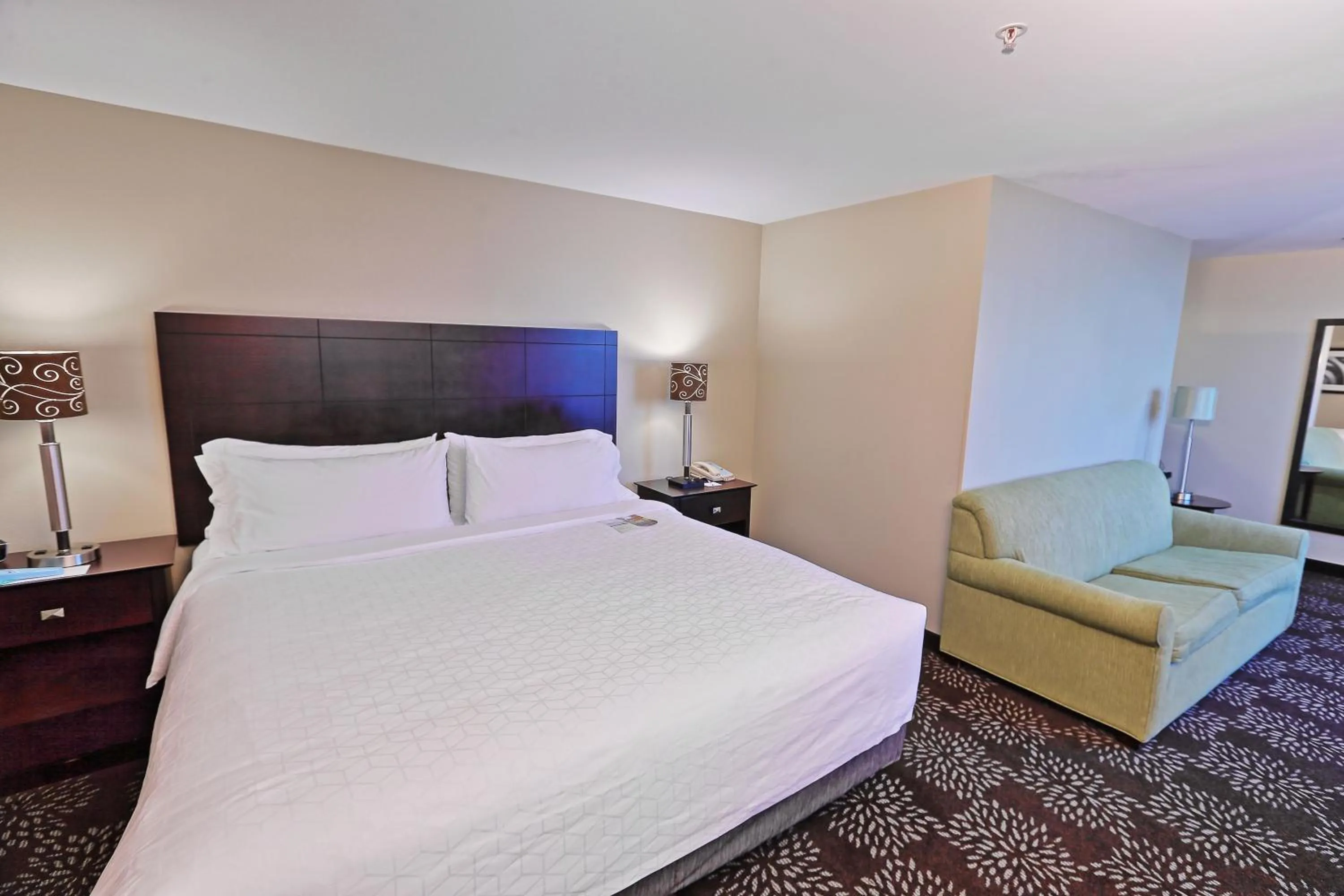 Bed in Holiday Inn Express Pittsburgh West - Greentree by IHG