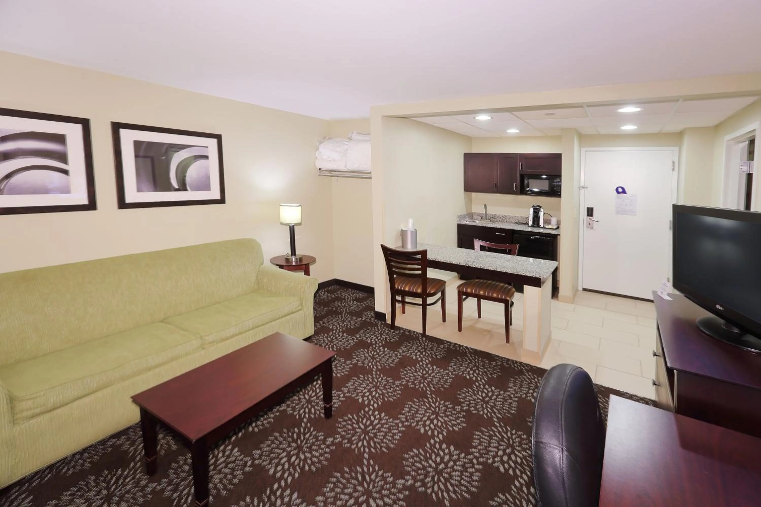 Photo of the whole room in Holiday Inn Express Pittsburgh West - Greentree by IHG