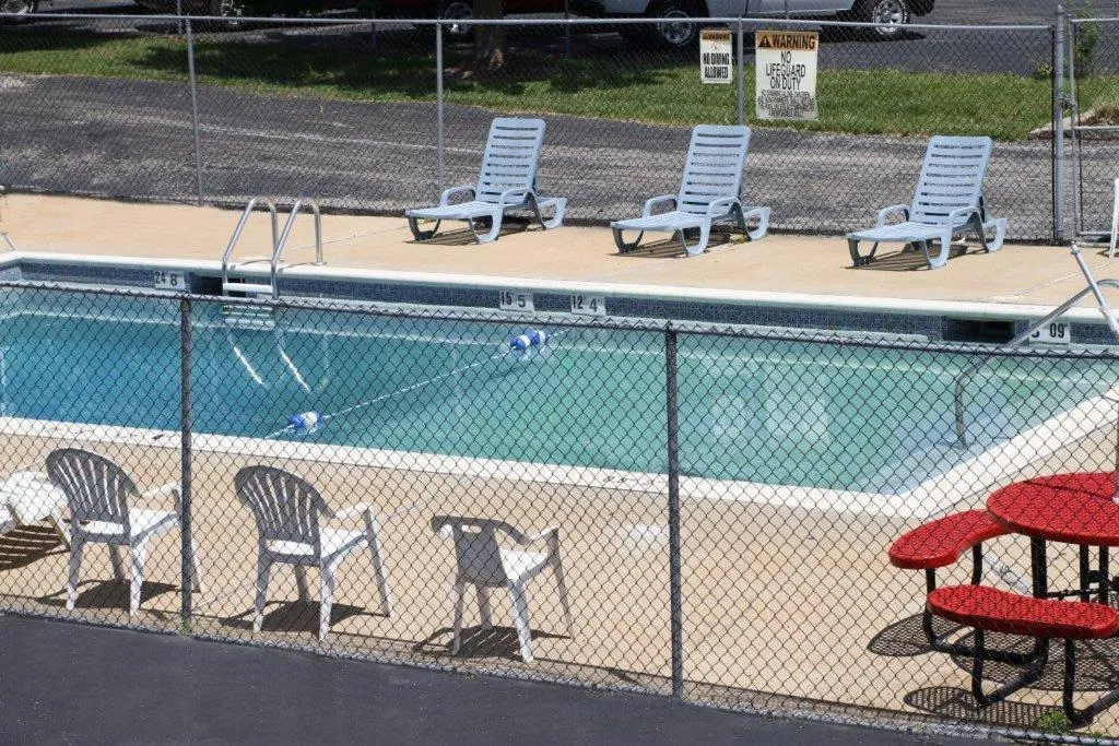 Swimming pool in America's Best Inn & Suites Eureka