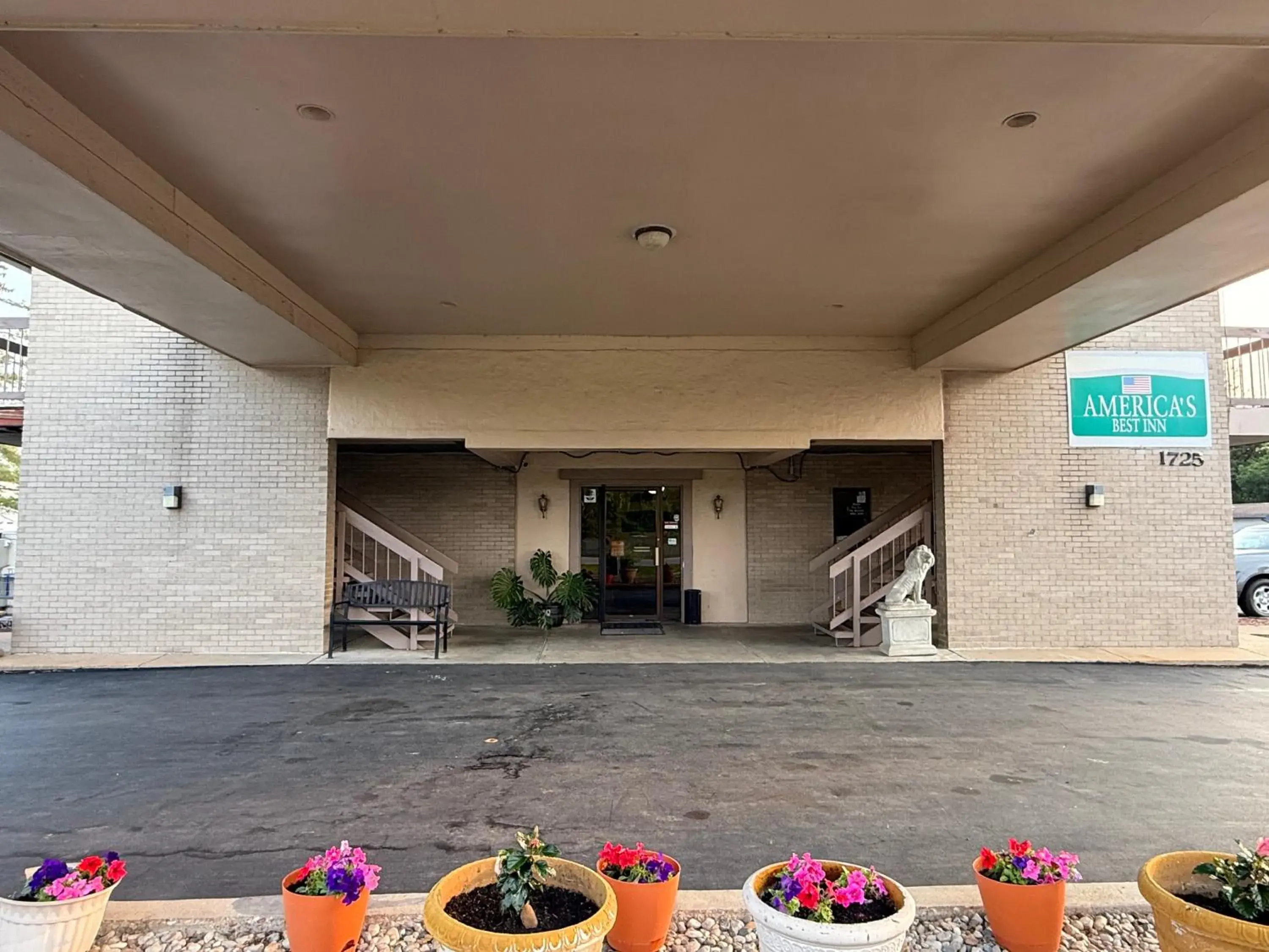 Facade/entrance in America's Best Inn & Suites Eureka Facade/entrance in America's Best Inn & Suites Eureka