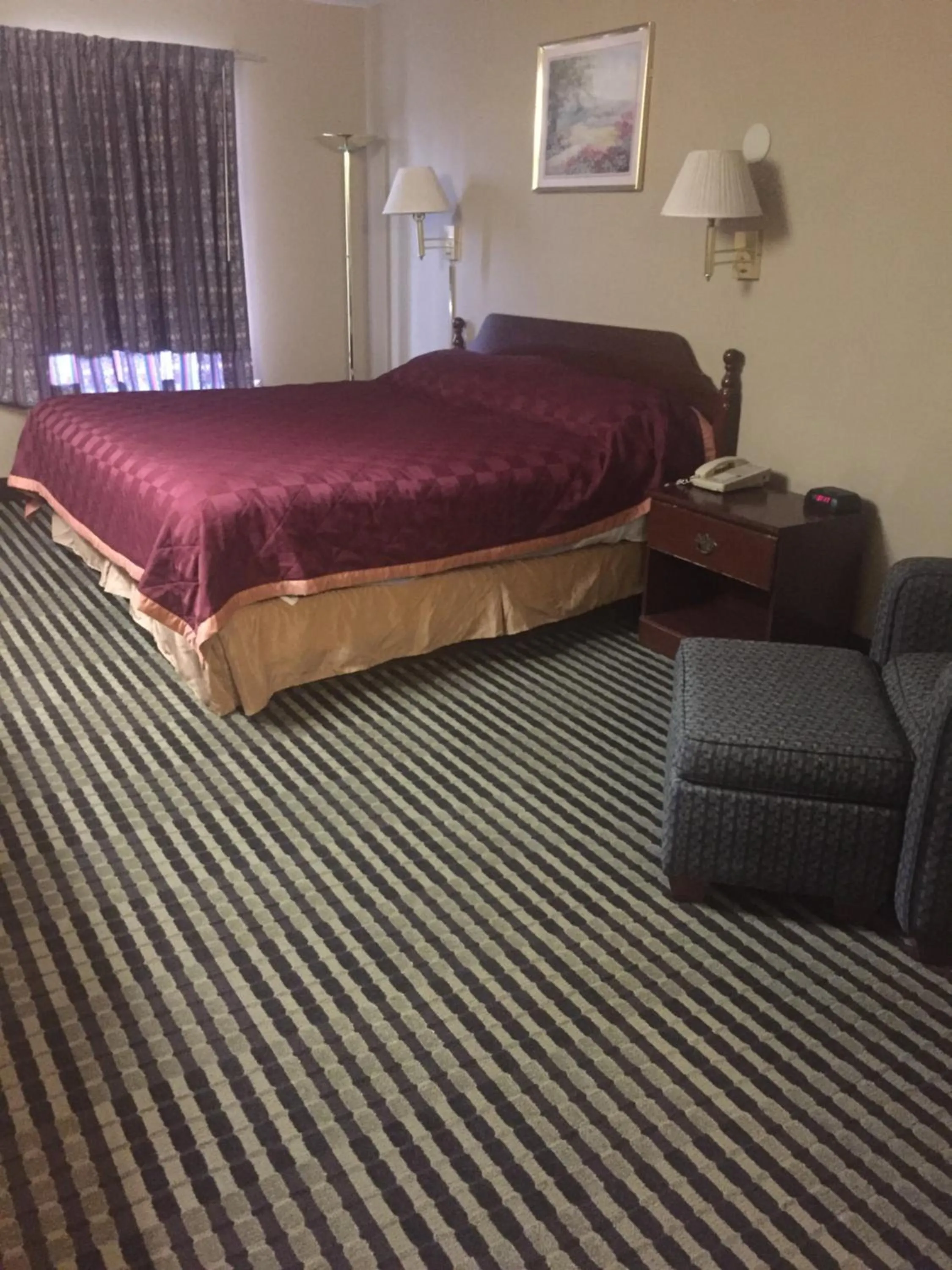 Bed in America's Best Inn & Suites Eureka
