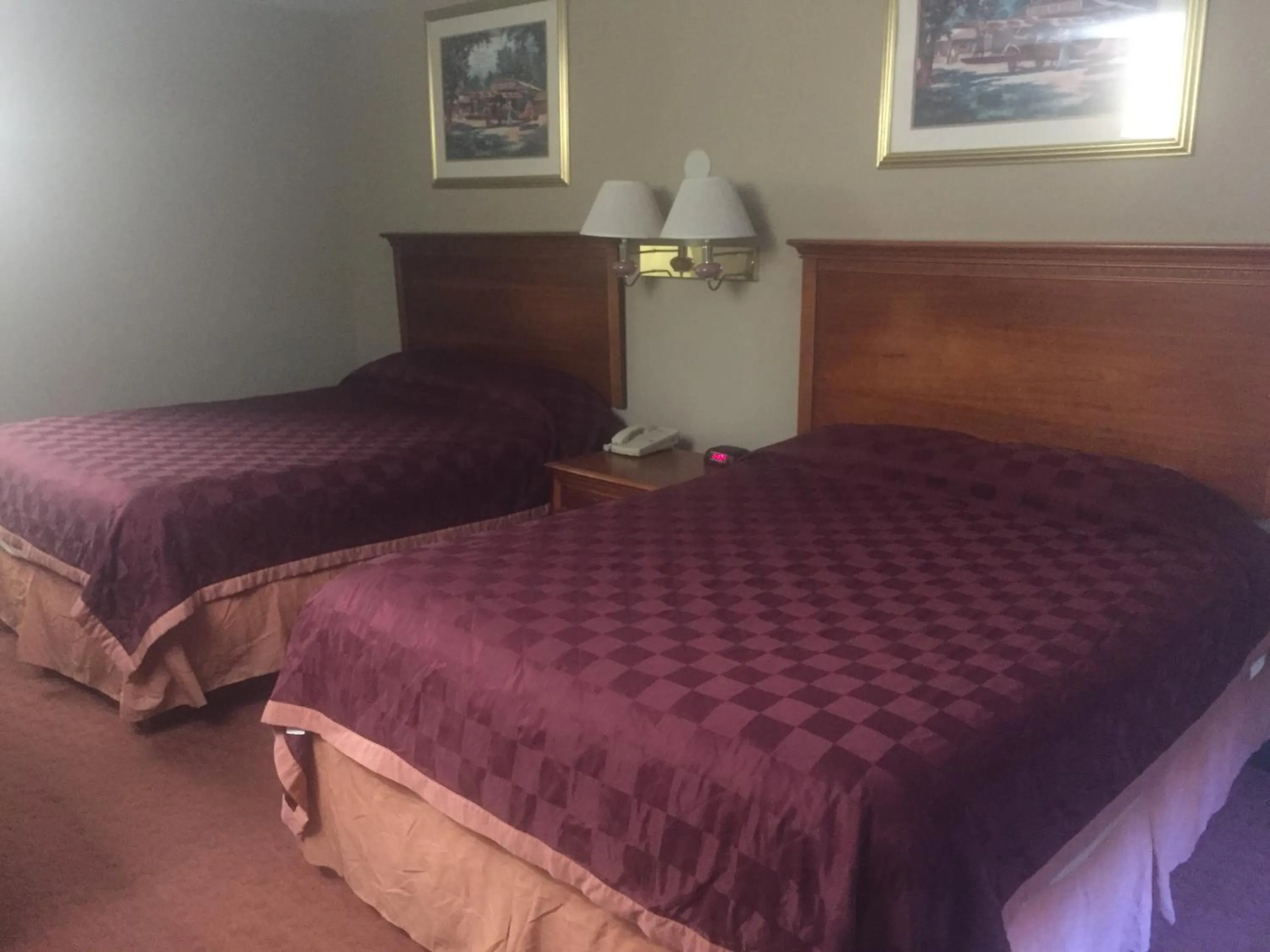 Bed in America's Best Inn & Suites Eureka