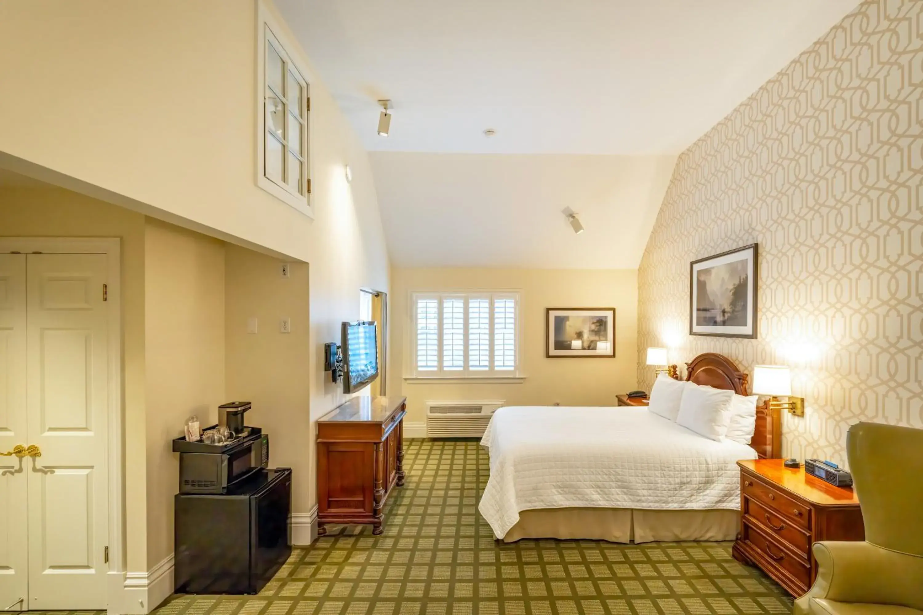 Queen Room with Jetted Tub and Fireplace - Second Floor/Non-Smoking in The Bergson, BW Signature Collection Queen Room with Jetted Tub and Fireplace - Second Floor/Non-Smoking in The Bergson, BW Signature Collection