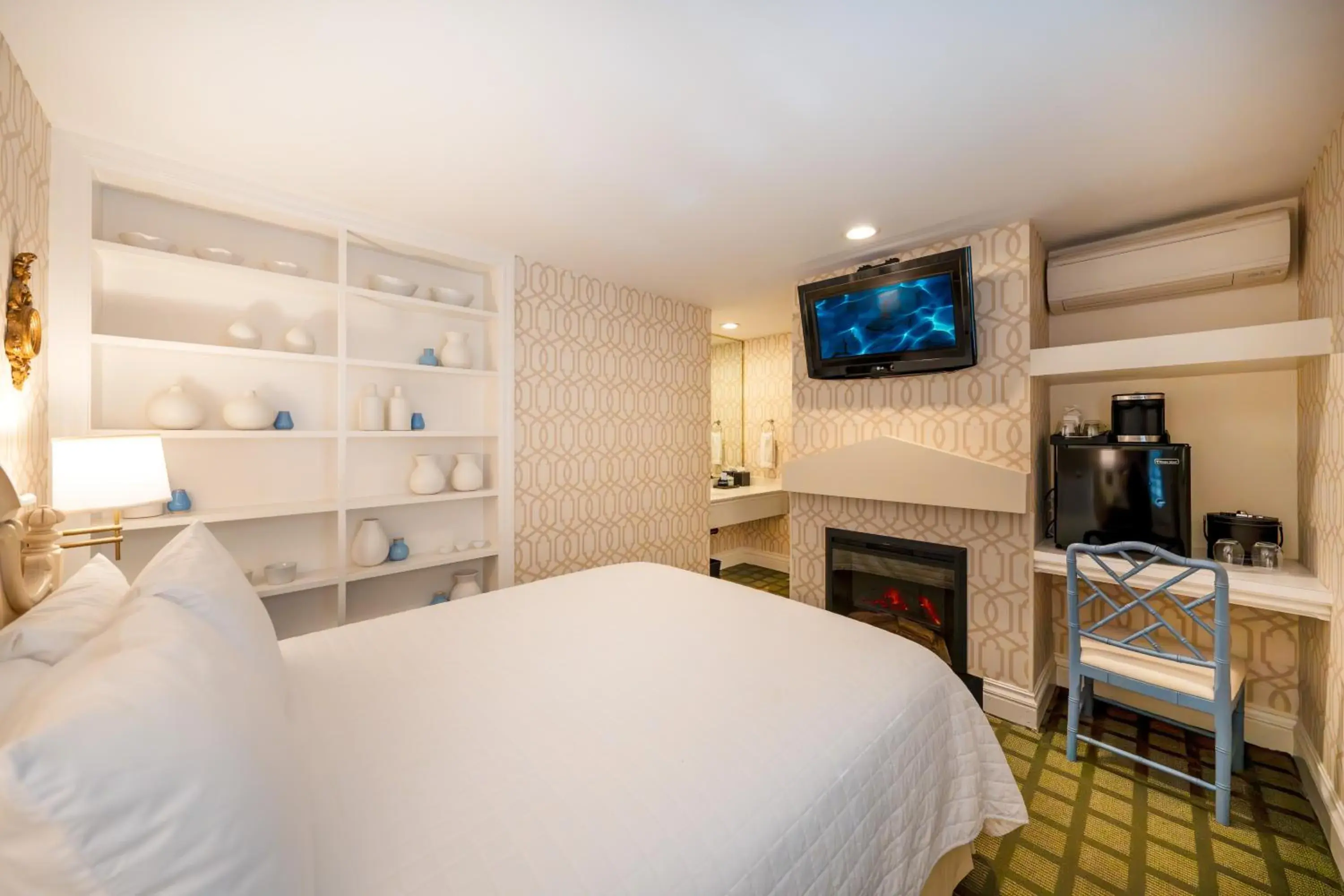 Standard Queen Room in The Bergson, BW Signature Collection Standard Queen Room in The Bergson, BW Signature Collection