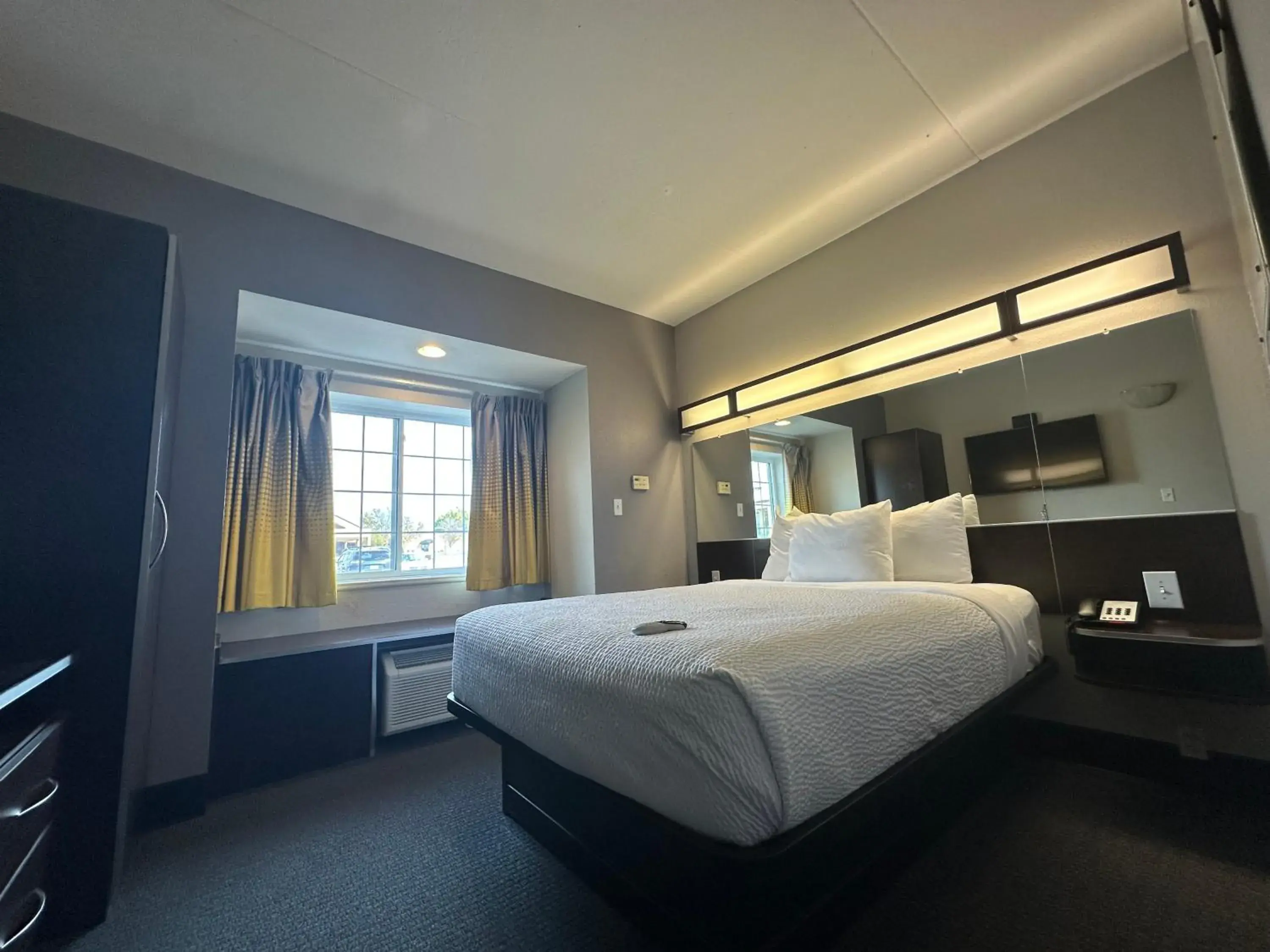 Bed in Microtel Inn & Suites by Wyndham Quincy Downtown - River Area Bed in Microtel Inn & Suites by Wyndham Quincy Downtown - River Area