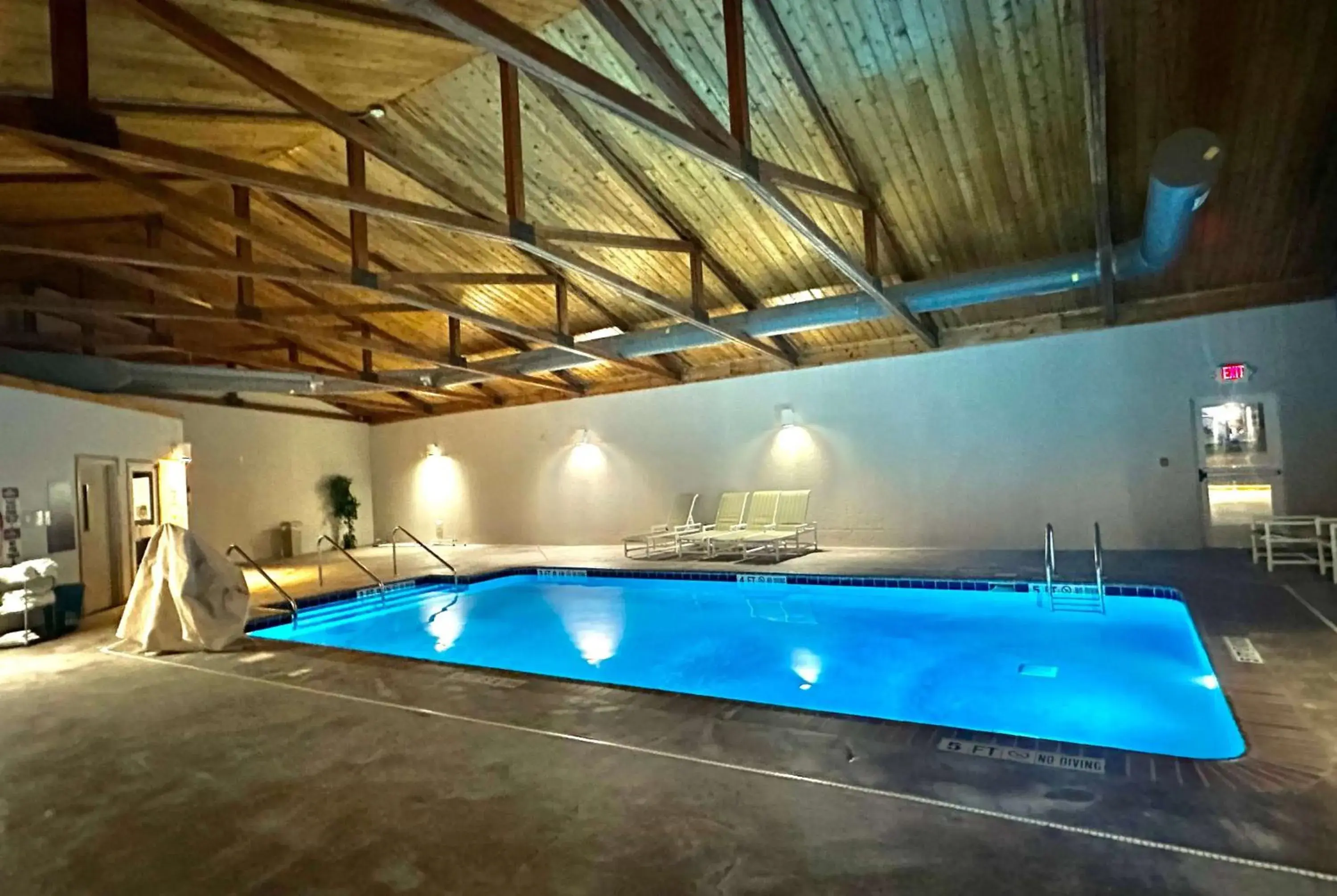 Pool view in Microtel Inn & Suites by Wyndham Quincy Downtown - River Area Pool view in Microtel Inn & Suites by Wyndham Quincy Downtown - River Area