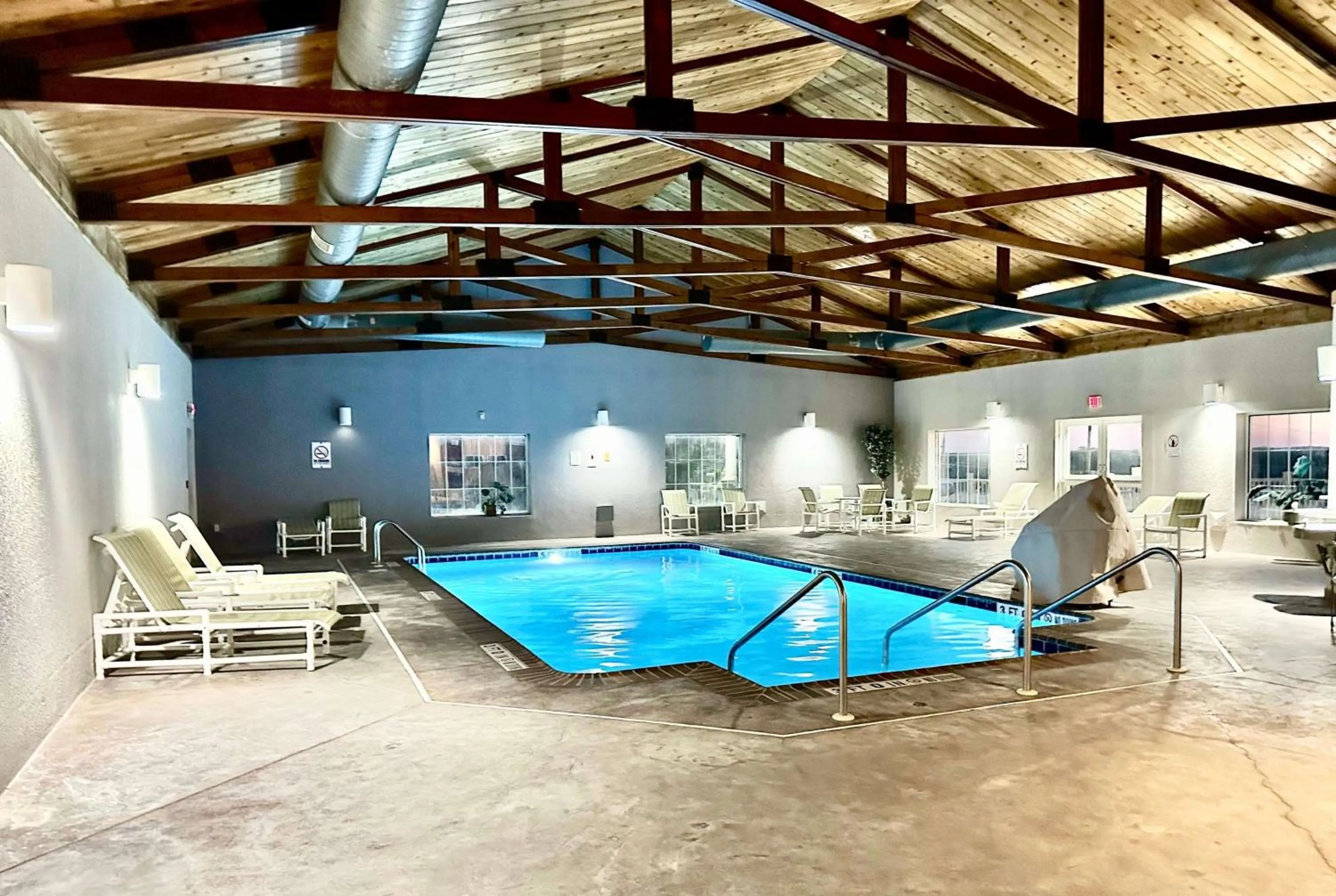 Pool view in Microtel Inn & Suites by Wyndham Quincy Downtown - River Area