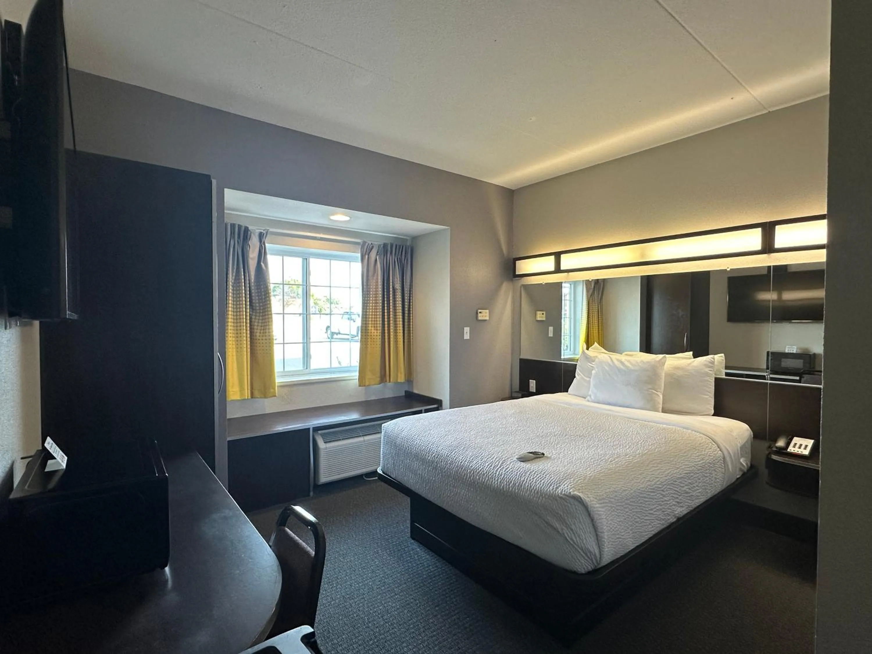 Bed in Microtel Inn & Suites by Wyndham Quincy Downtown - River Area