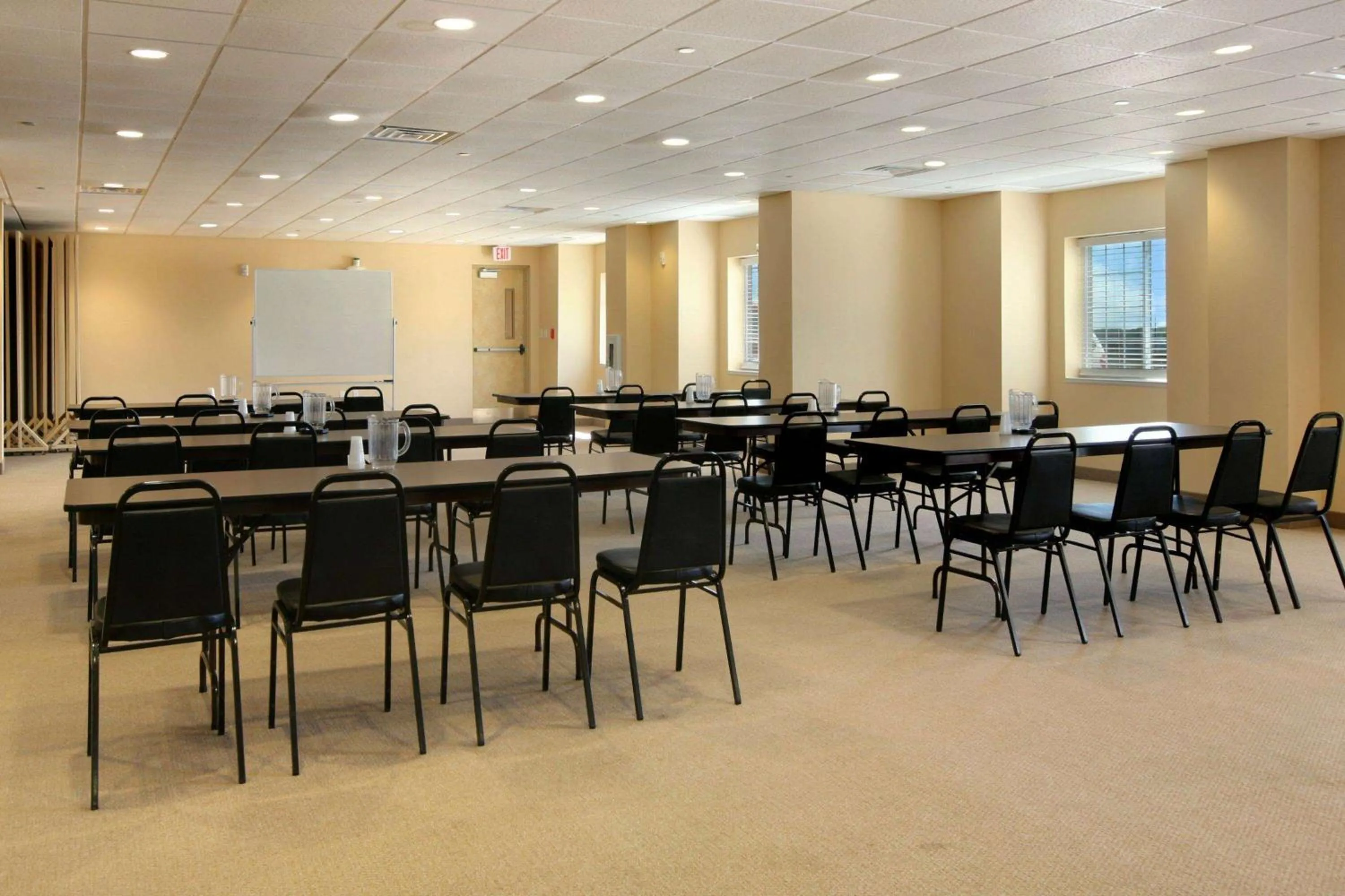 Meeting/conference room in Microtel Inn & Suites by Wyndham Quincy Downtown - River Area