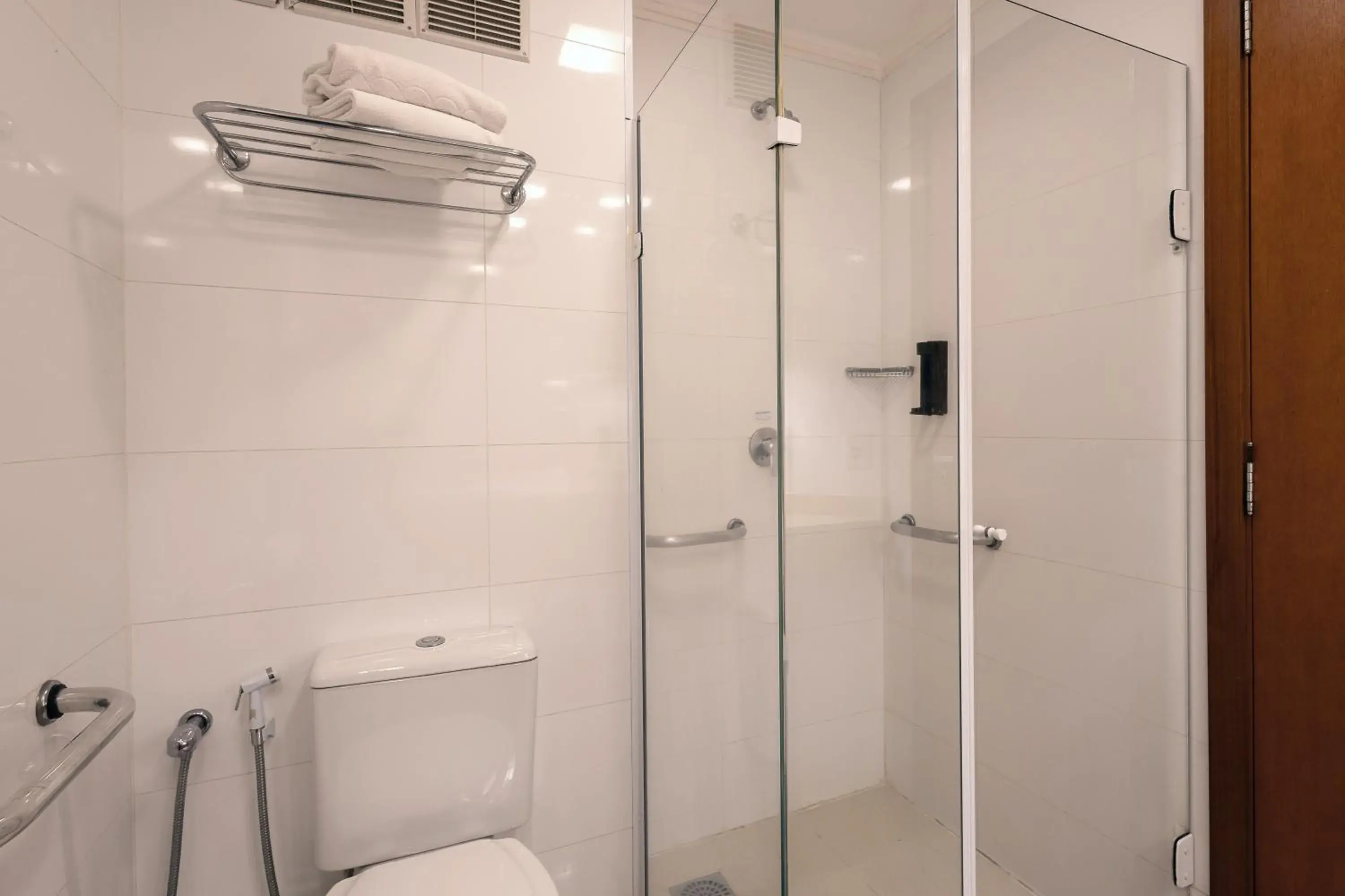 Bathroom in Hotel Cassino Tower Piracicaba by Nacional Inn Bathroom in Hotel Cassino Tower Piracicaba by Nacional Inn