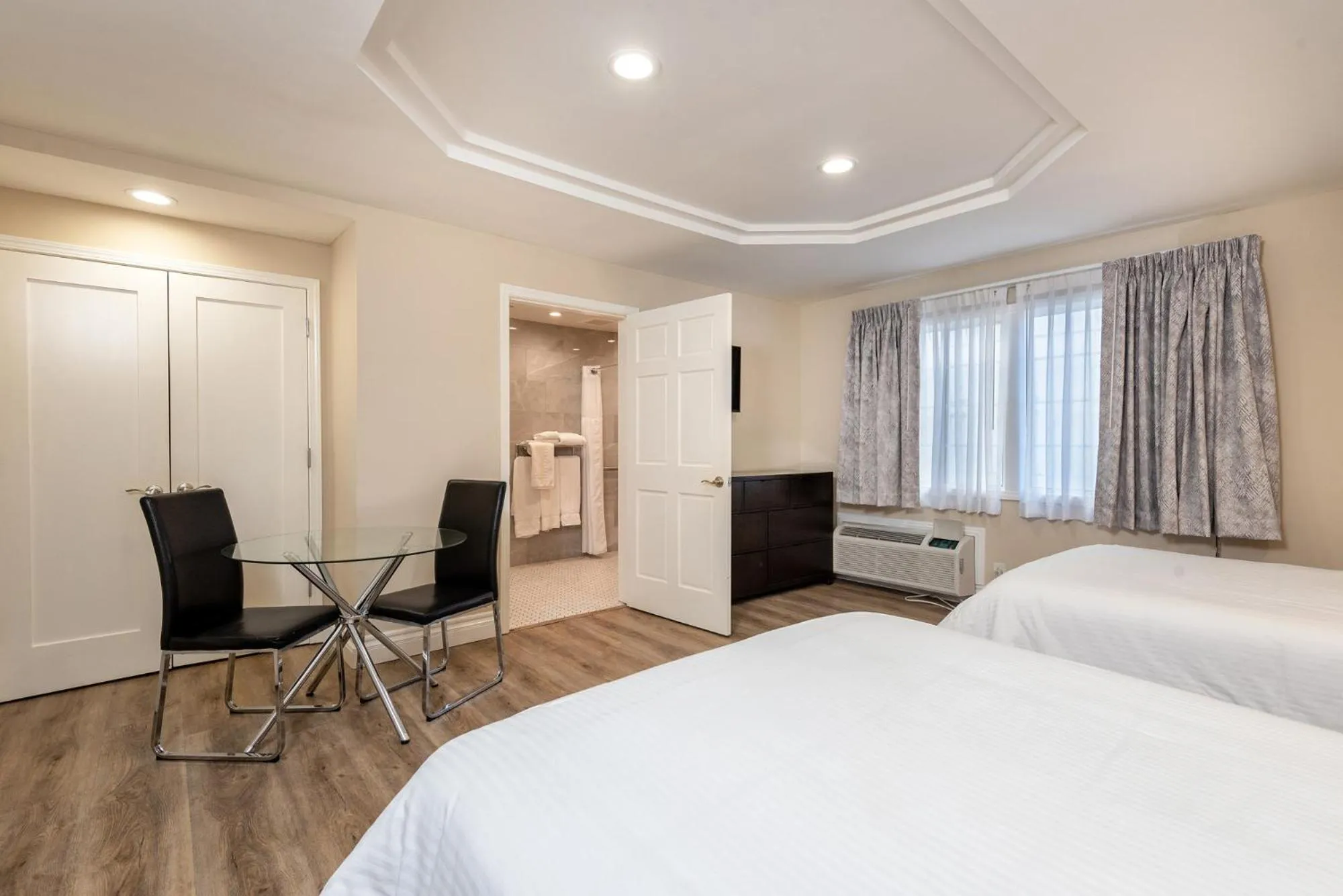 Bed in Wilshire Crest Hotel