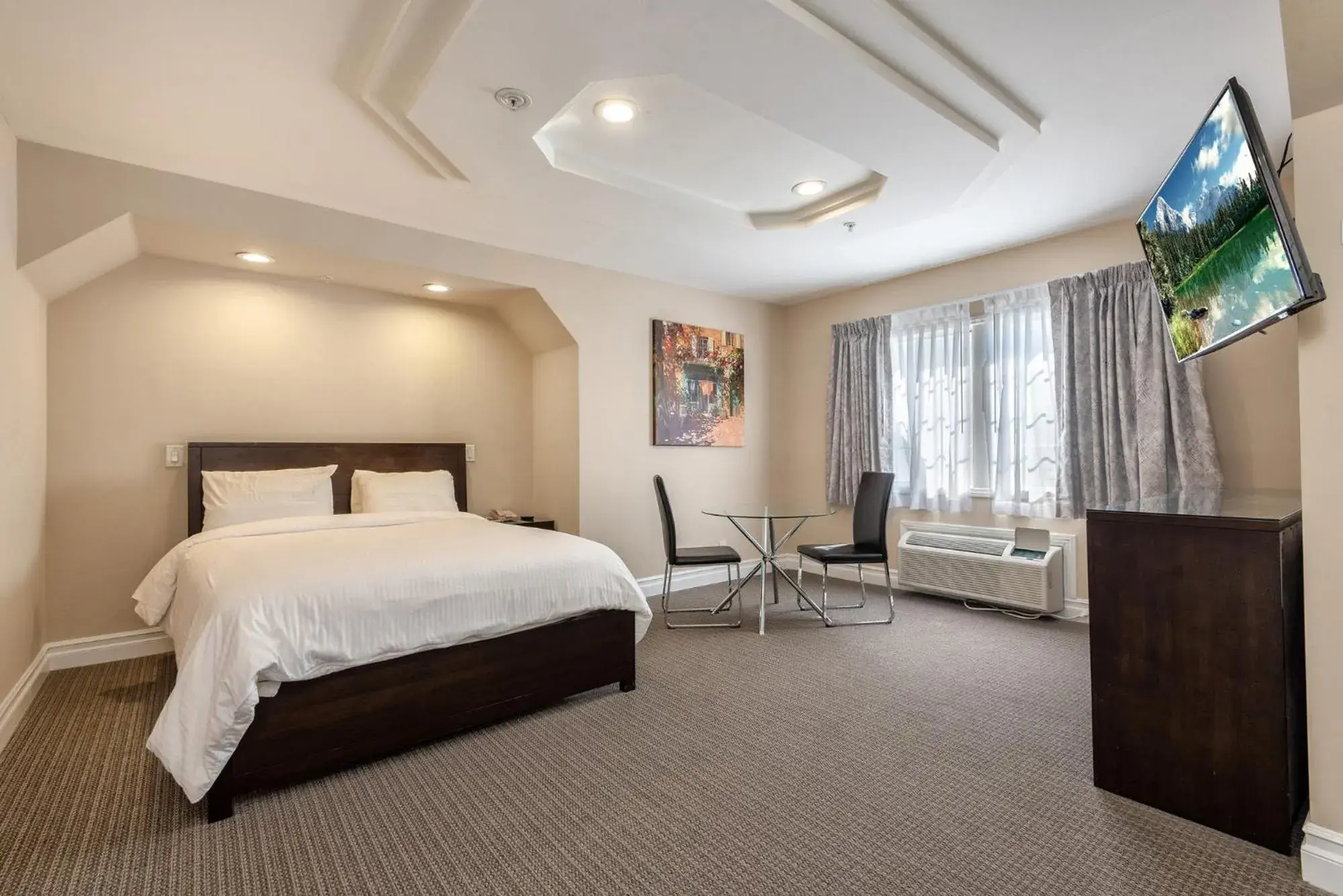 Bed in Wilshire Crest Hotel Bed in Wilshire Crest Hotel