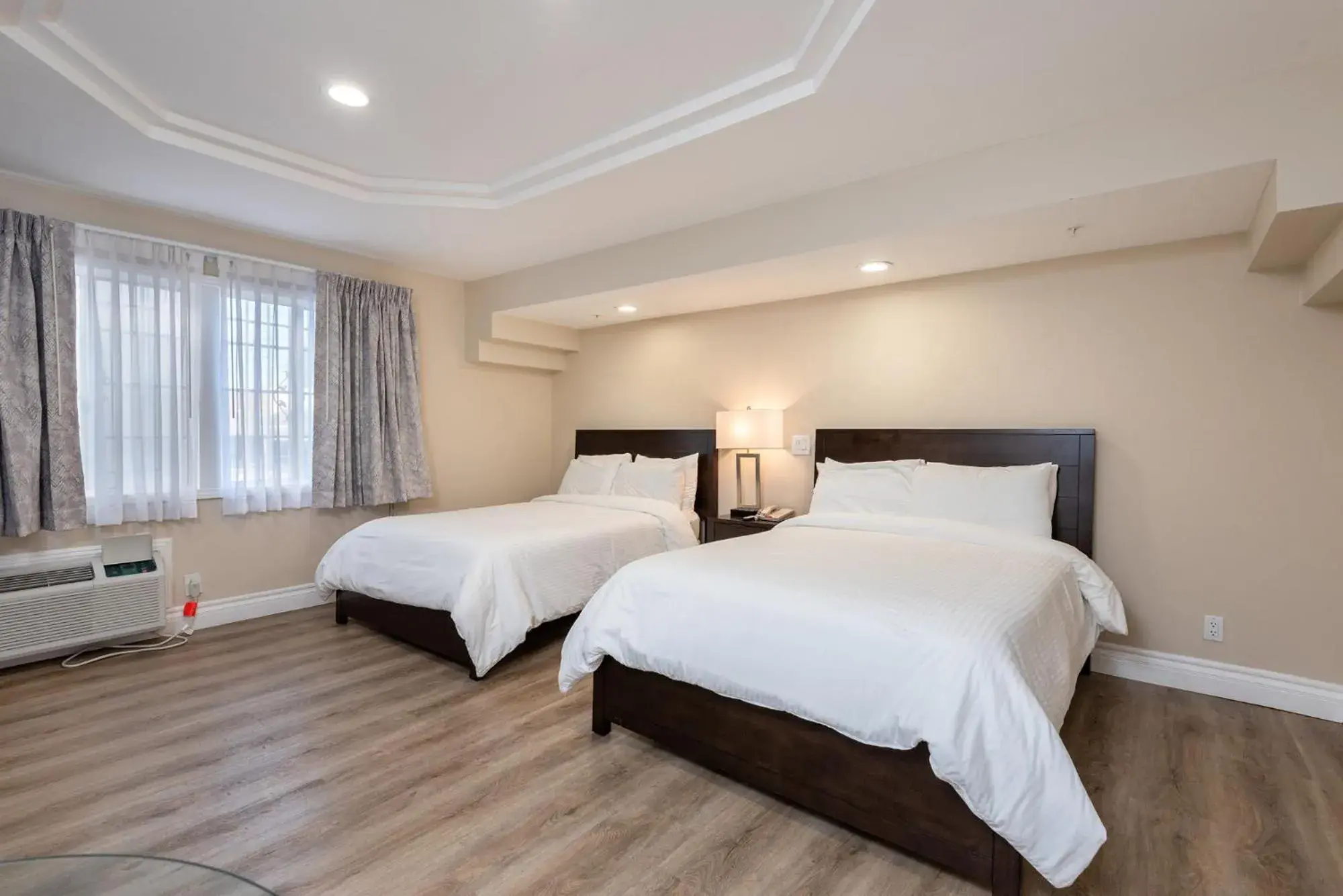 Bed in Wilshire Crest Hotel Bed in Wilshire Crest Hotel