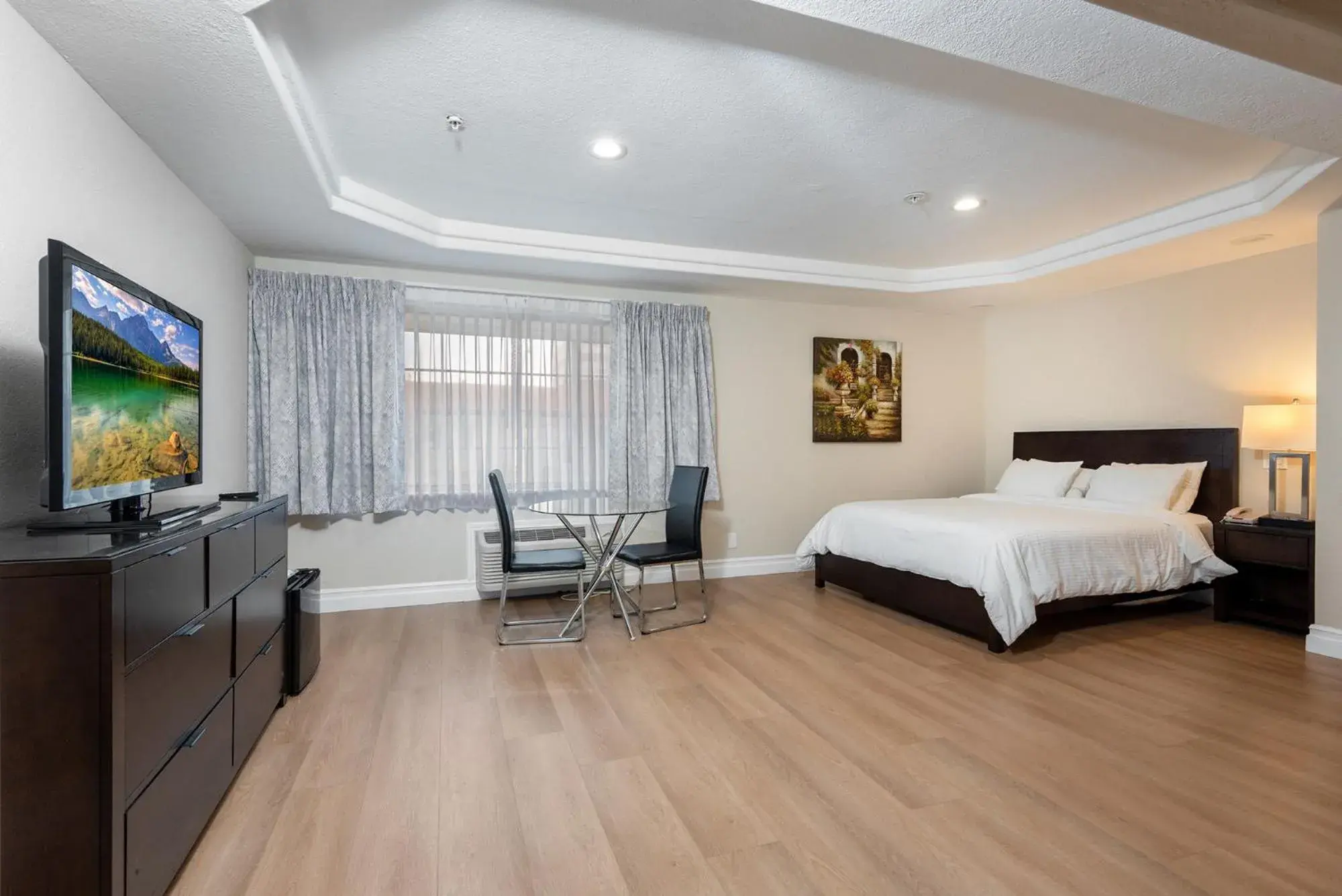 Bed in Wilshire Crest Hotel Bed in Wilshire Crest Hotel