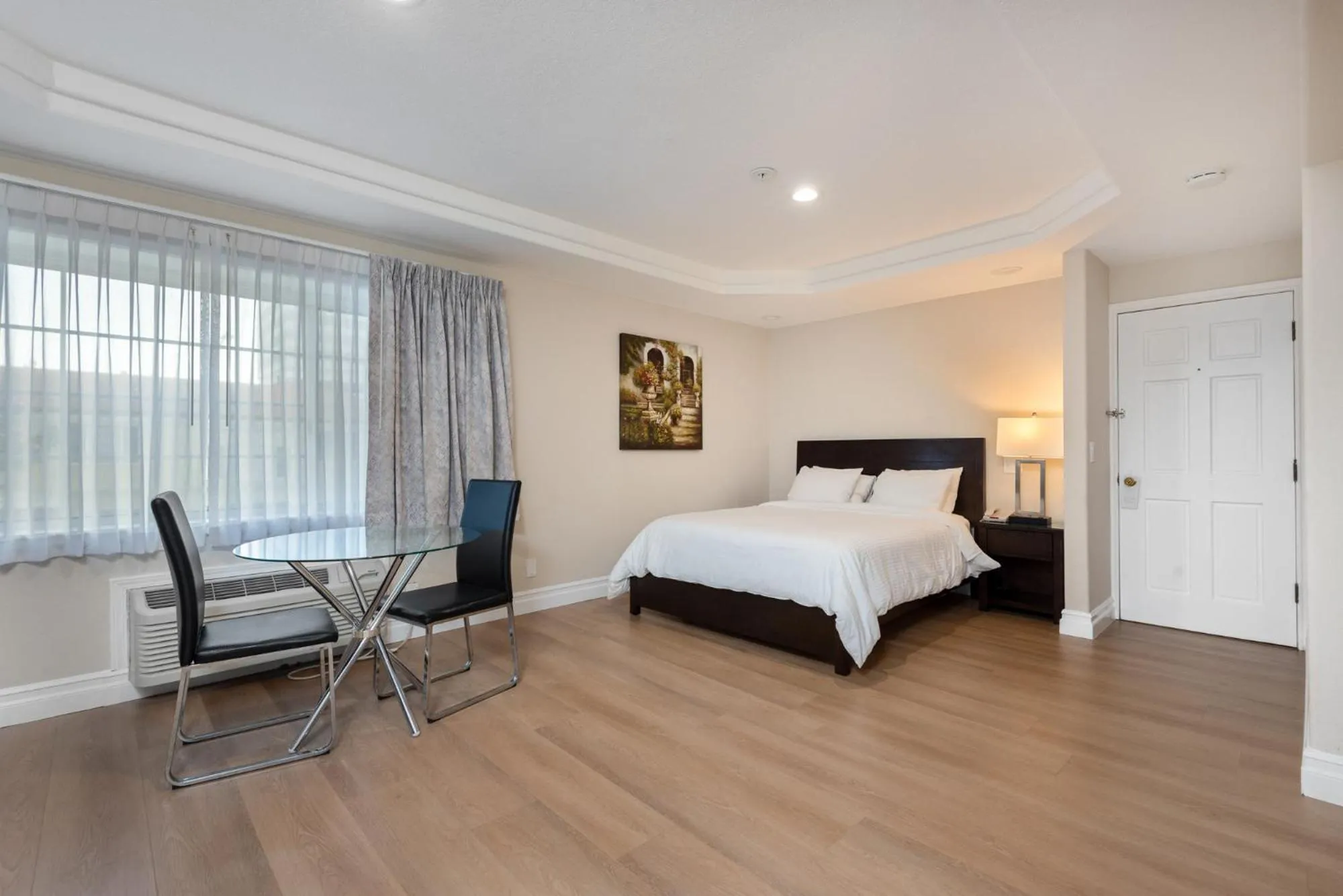 Bed in Wilshire Crest Hotel