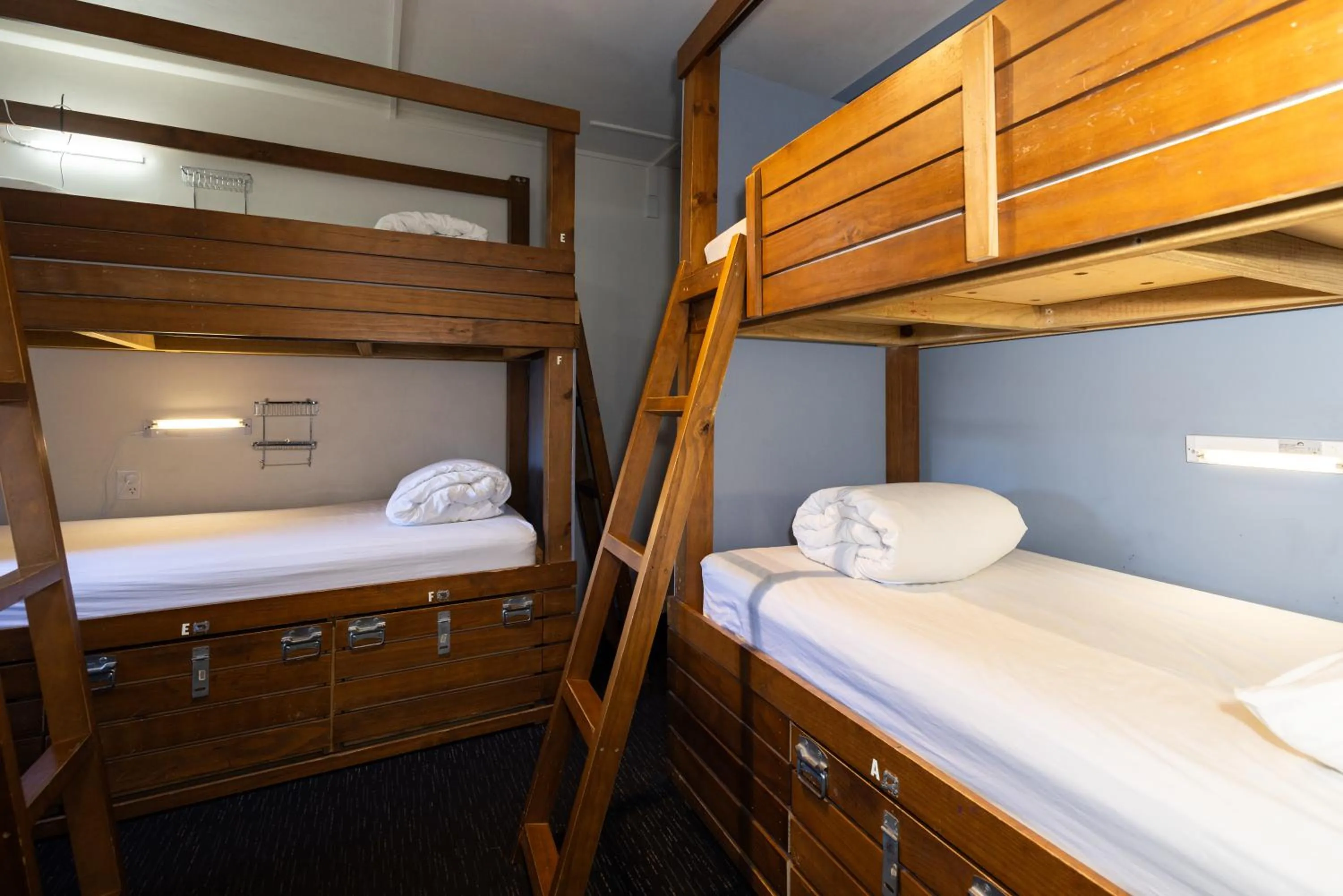 Photo of the whole room, Bed in Haka House Queenstown