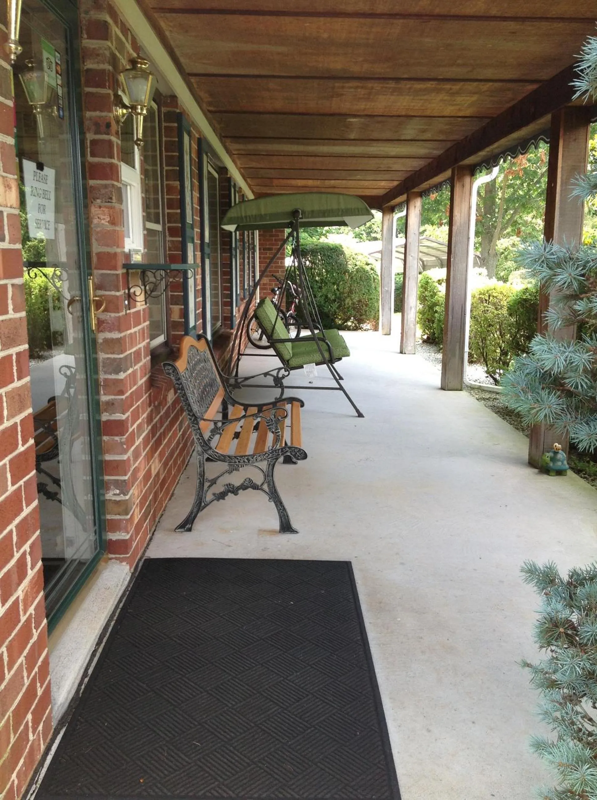 Facade/entrance in Village Inn