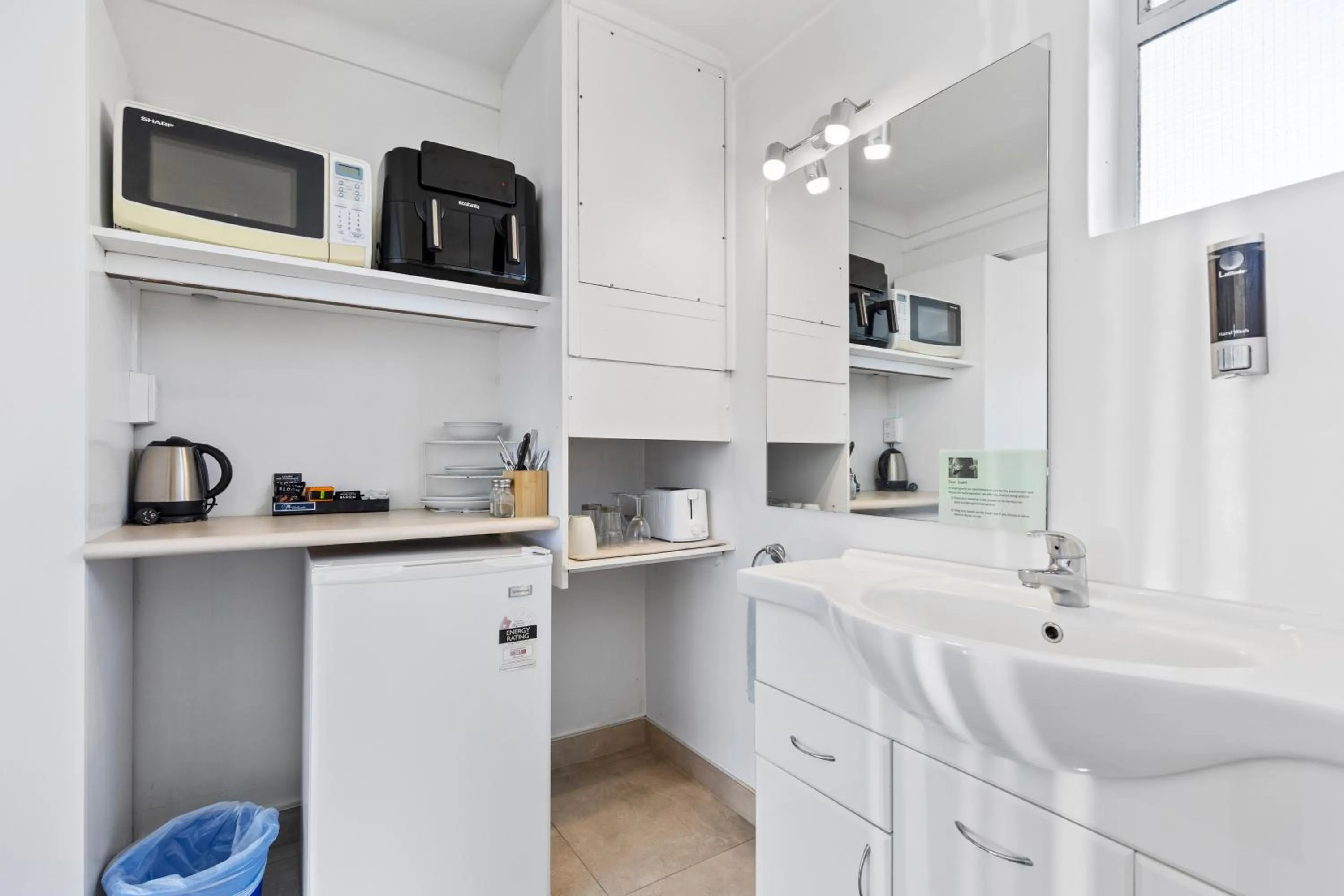 Kitchen or kitchenette in Alexander Motel